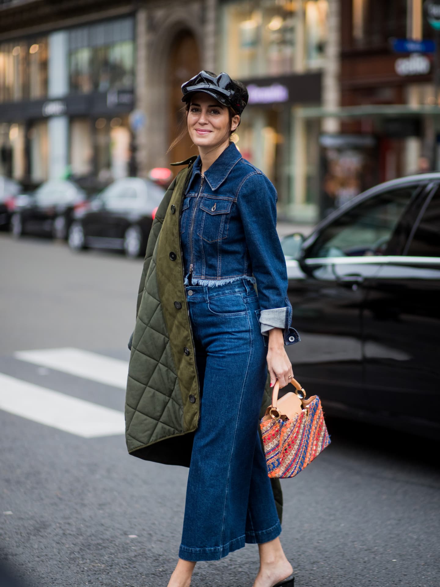 Gala Gonzalez kombiniert ihre Jeansjacke zur Jeans Jacken-Trends 2025 - Gala Gonzalez in Jeansjacke