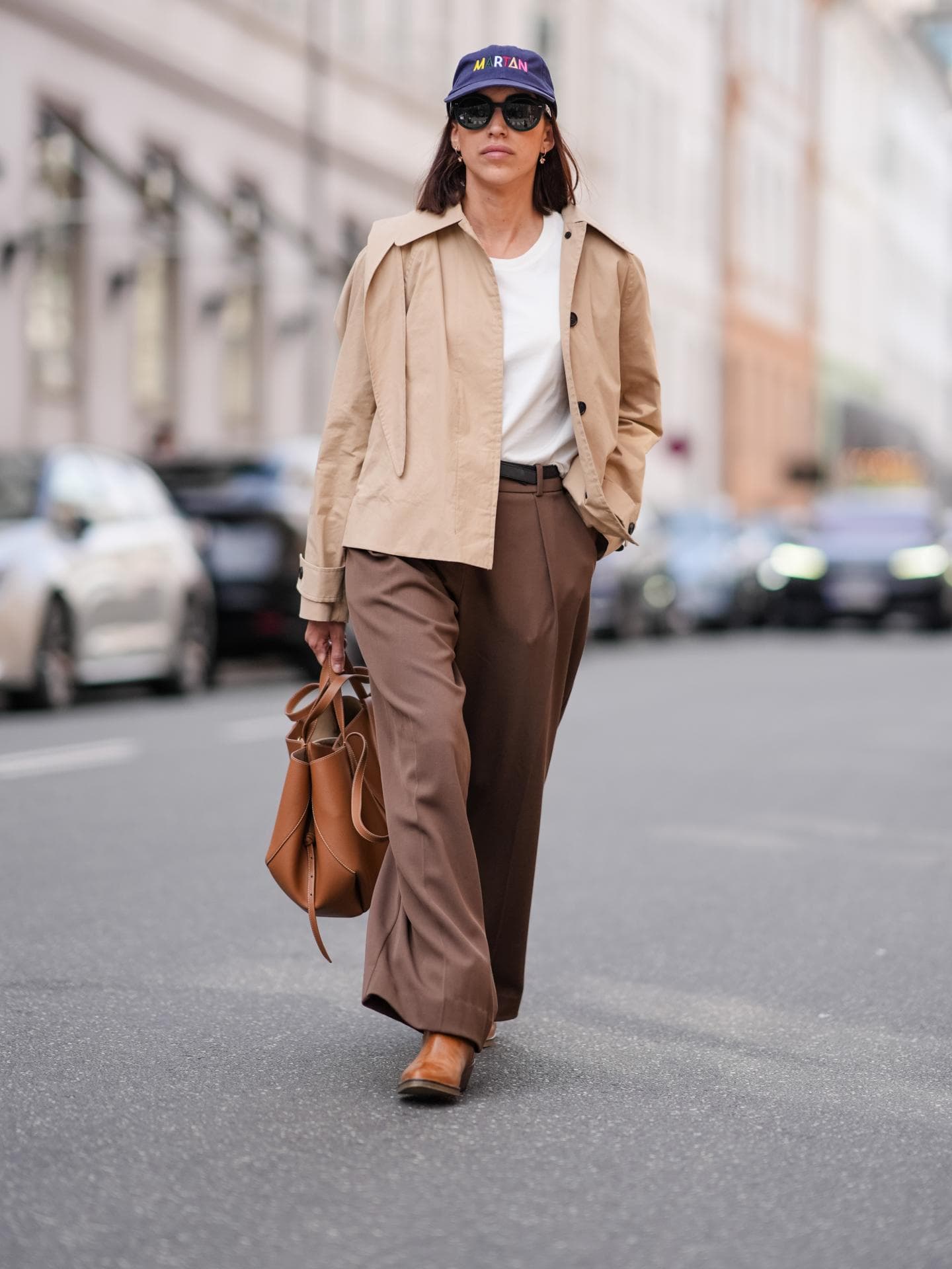 Eine Marlenhose umschmeichelt kräftige Oberschenkel Frau trägt Marlenhose im Streetstyle