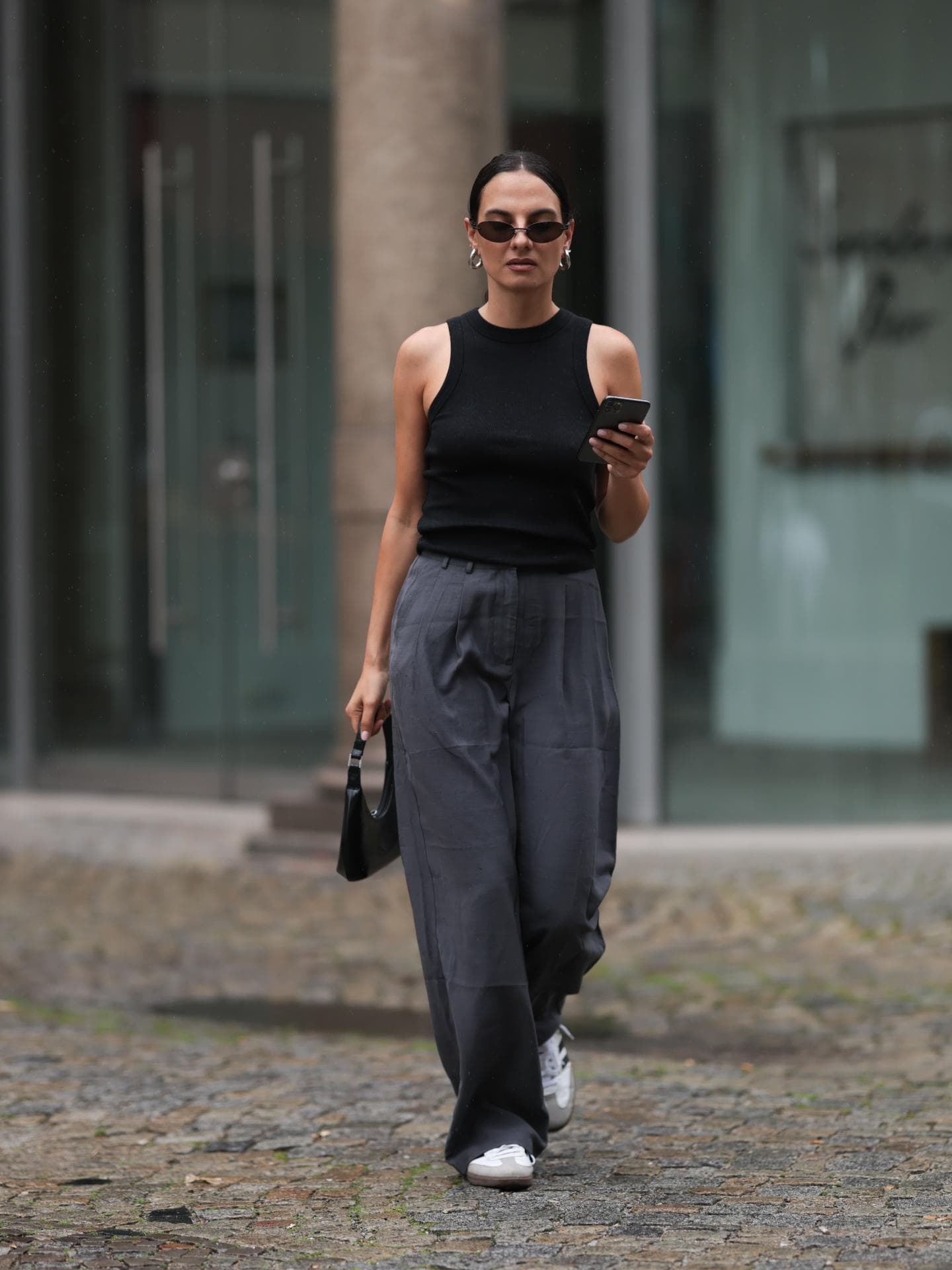 Marlenehose mit Sneakers 
