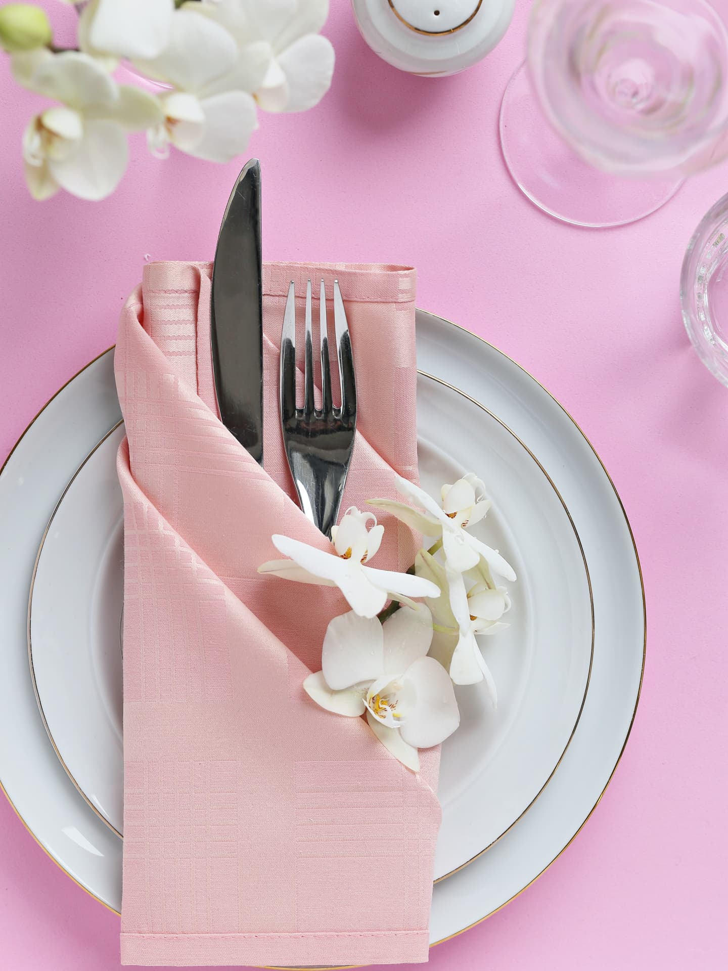 Osterservietten falten - Oster-Serviette mit Blumenbouquet