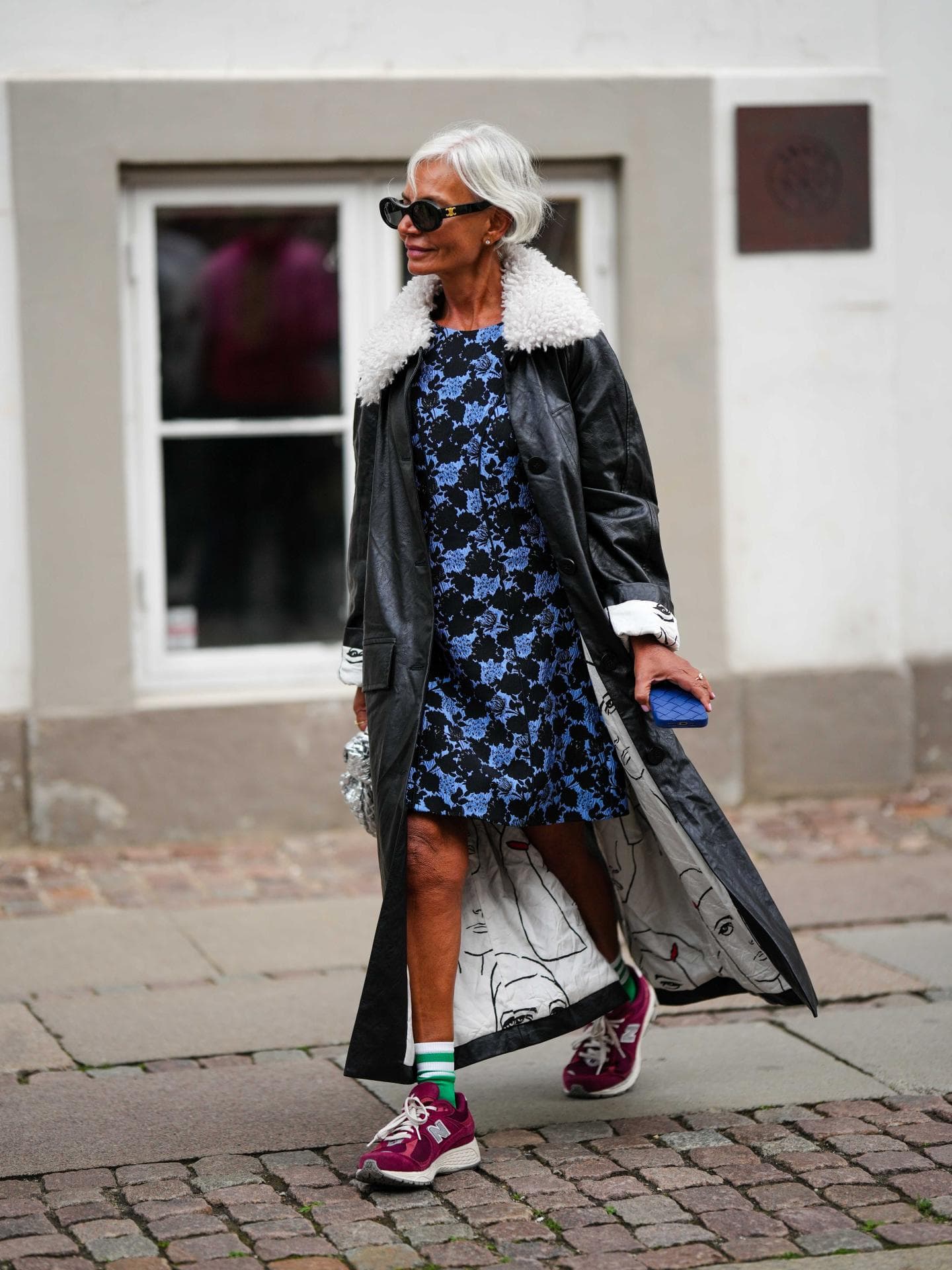 Frau trägt bunte Sneakers 