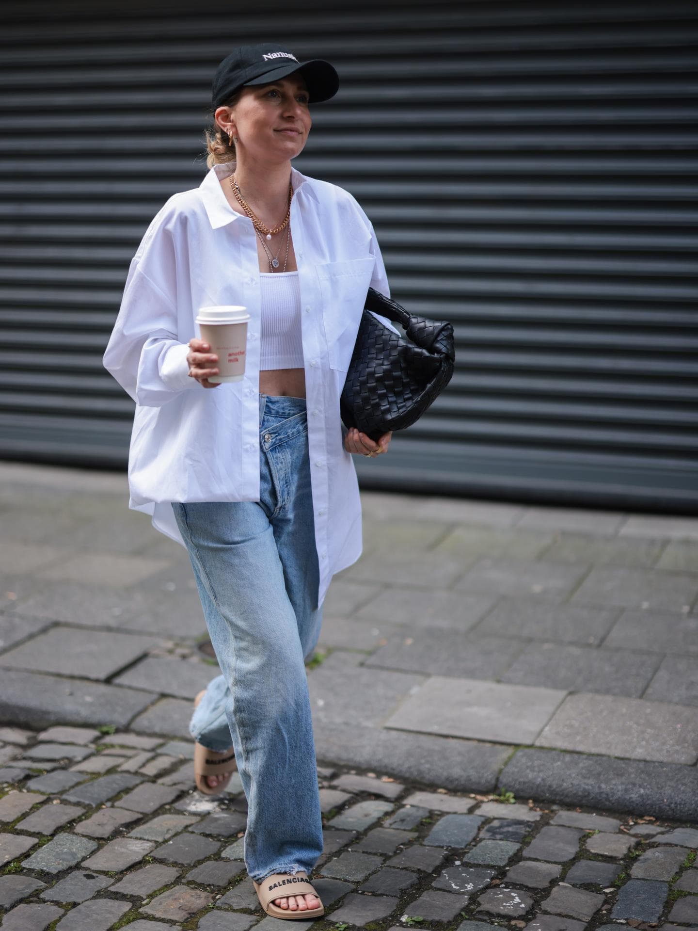 Weiße Bluse mit Jeans Streetstyle 