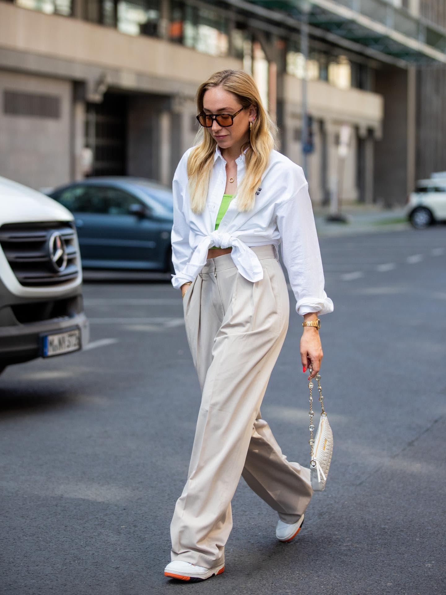Weiße Bluse geknotet Streetstyle 