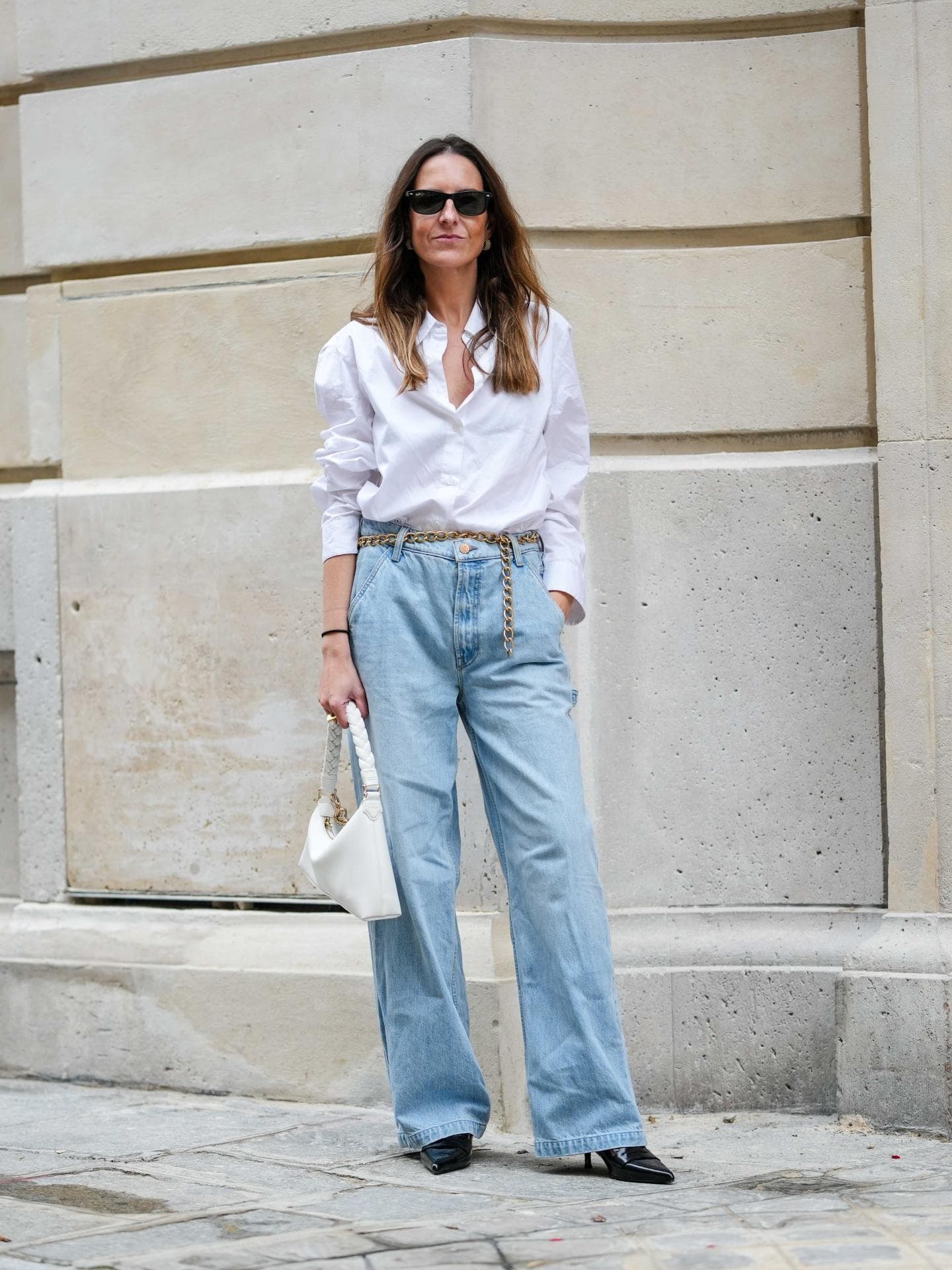 Weiße Bluse in Hose mit Gürtel Streetstyle 