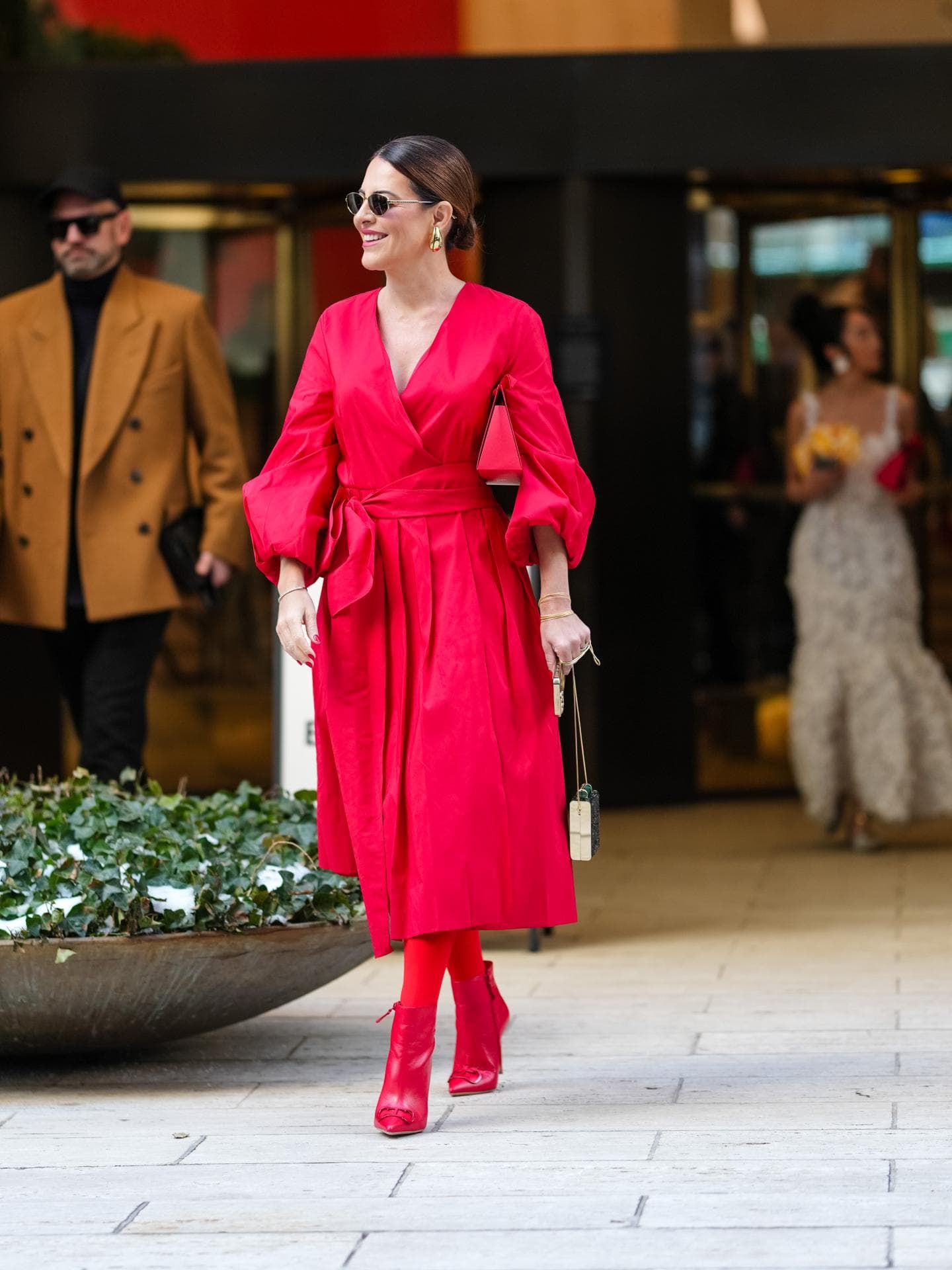 Rotes Wickelkleid Streetstyle 