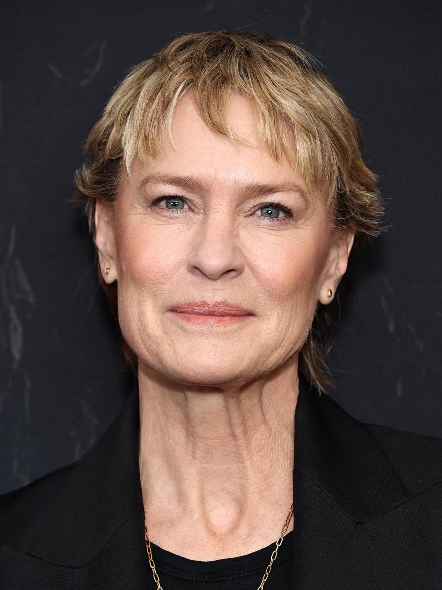 Robin Wright trägt einen Pixie Cut mit Strähnchen 