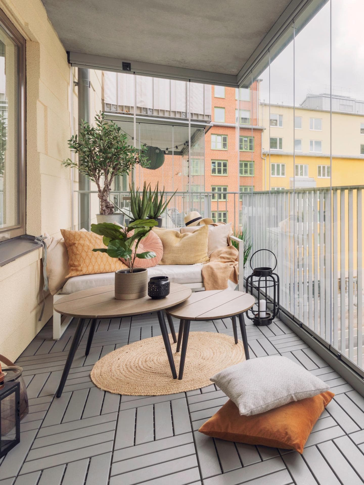 Schmaler Balkon mit hellen Möbeln 