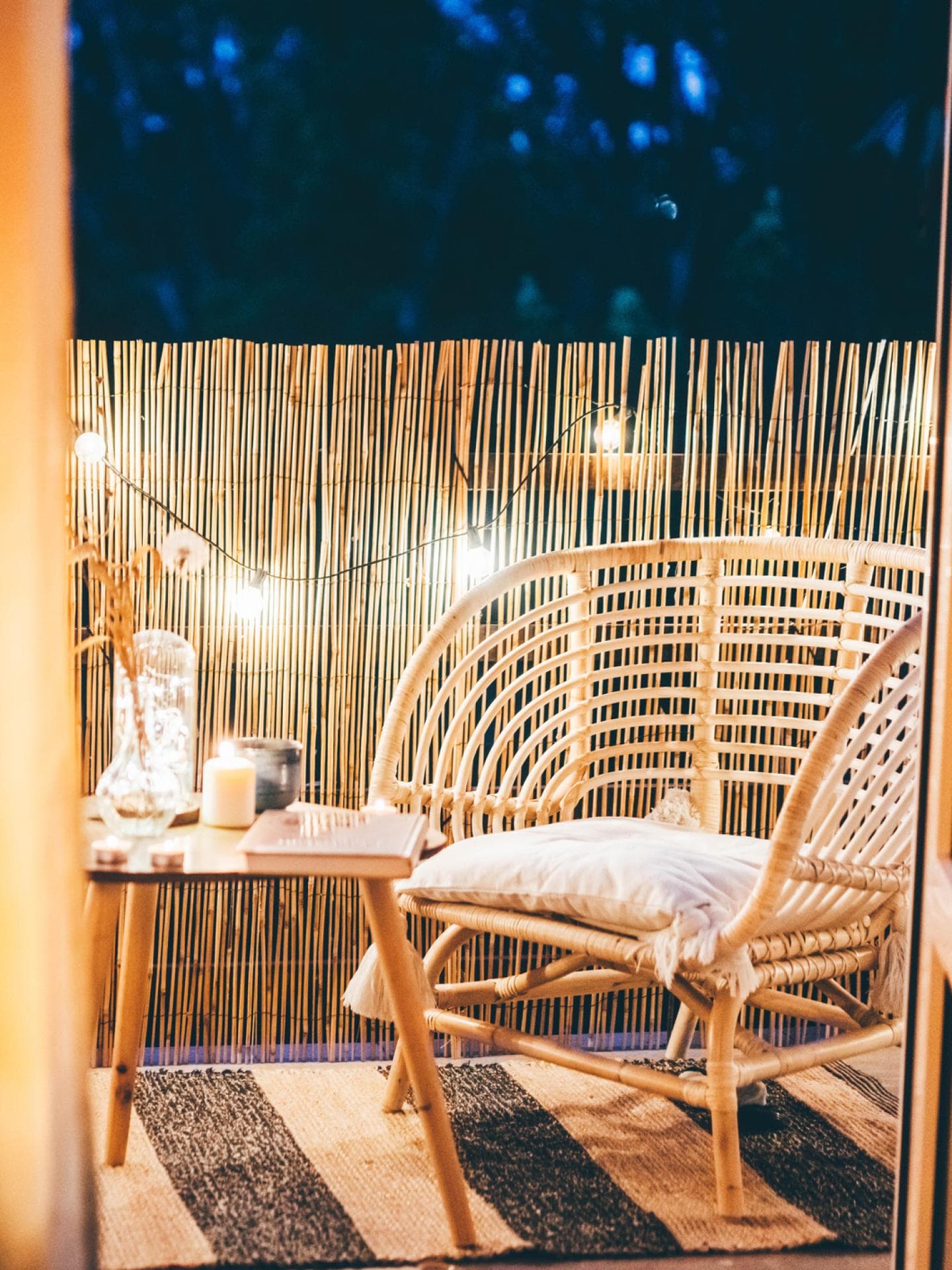 Lichterkette auf einem Balkon 