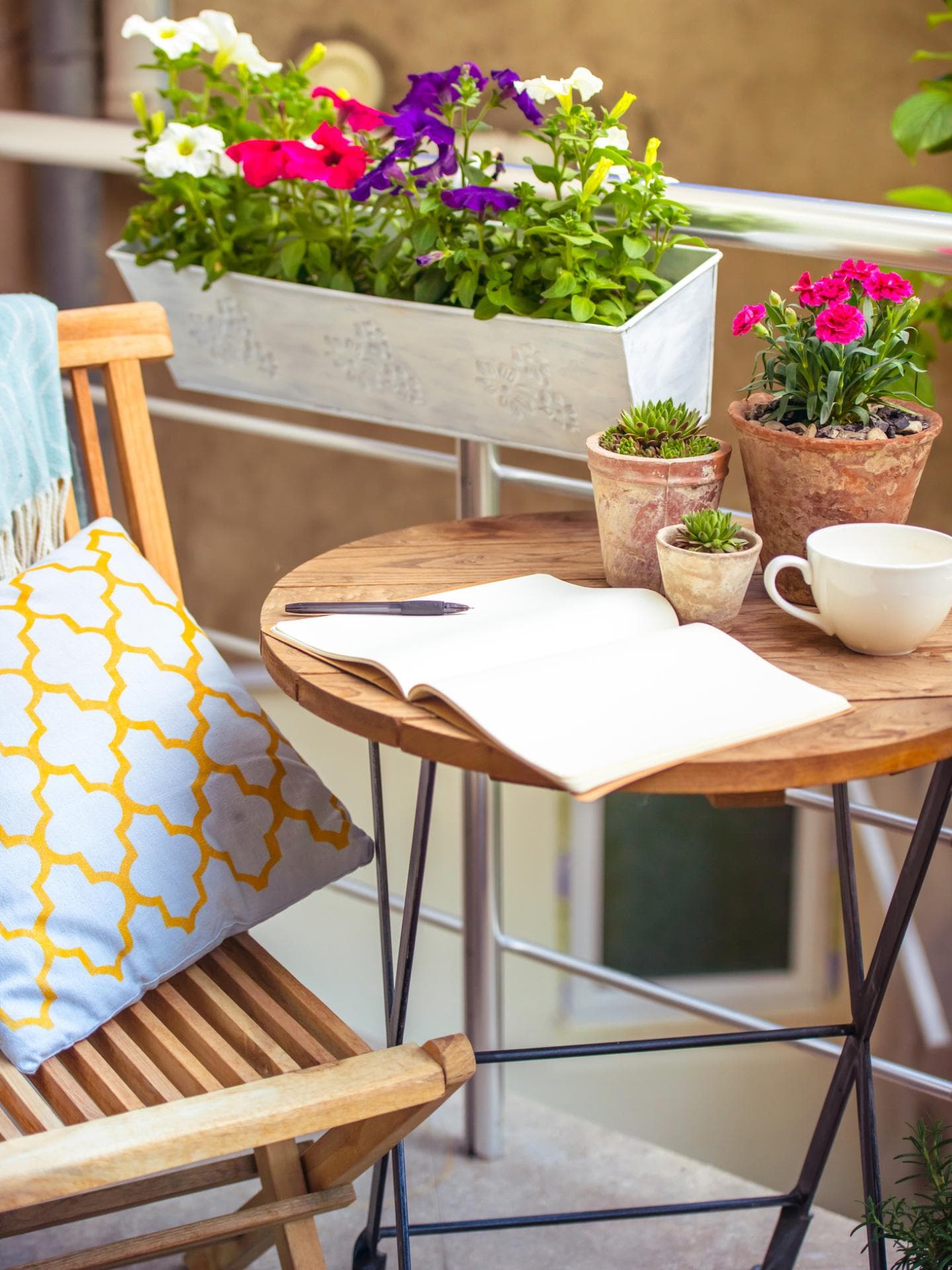 Balkon mit platzsparenden Möbeln 