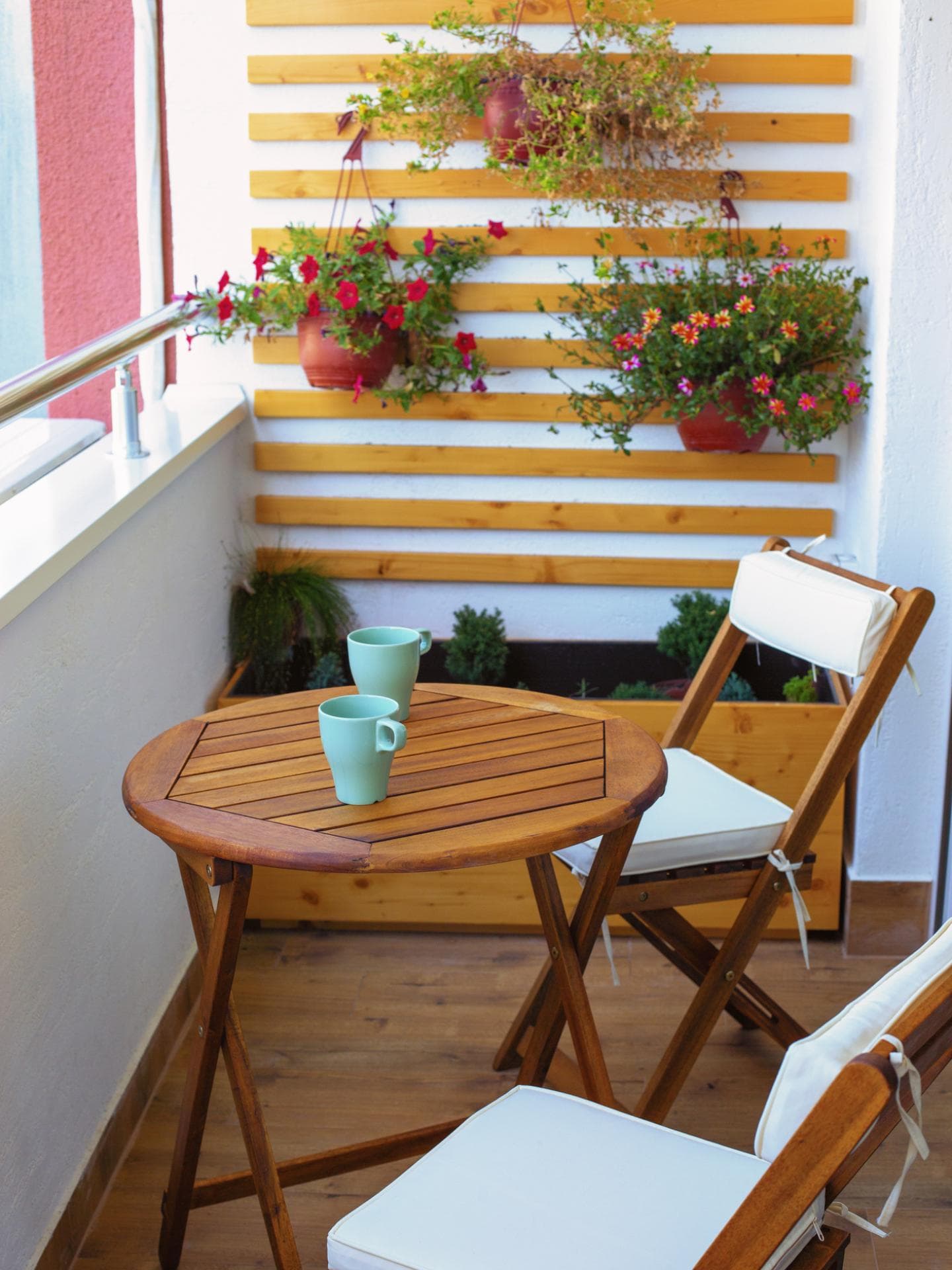 Pflanzen an der Wand auf schmalen Balkon 
