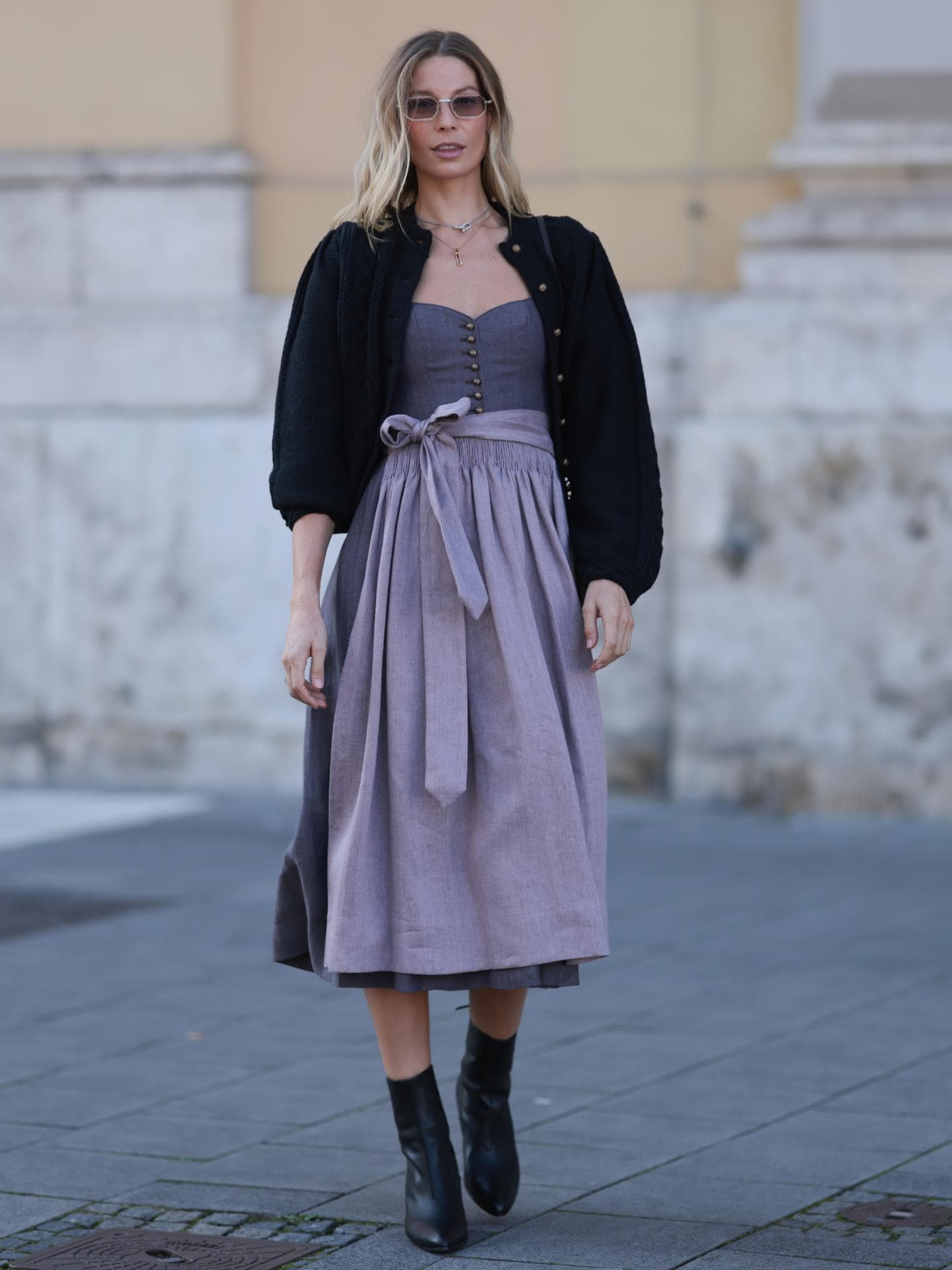 Welche Schuhe zum Dirndl kombinieren? Boots zum Dirndl kombinieren Streetstyle