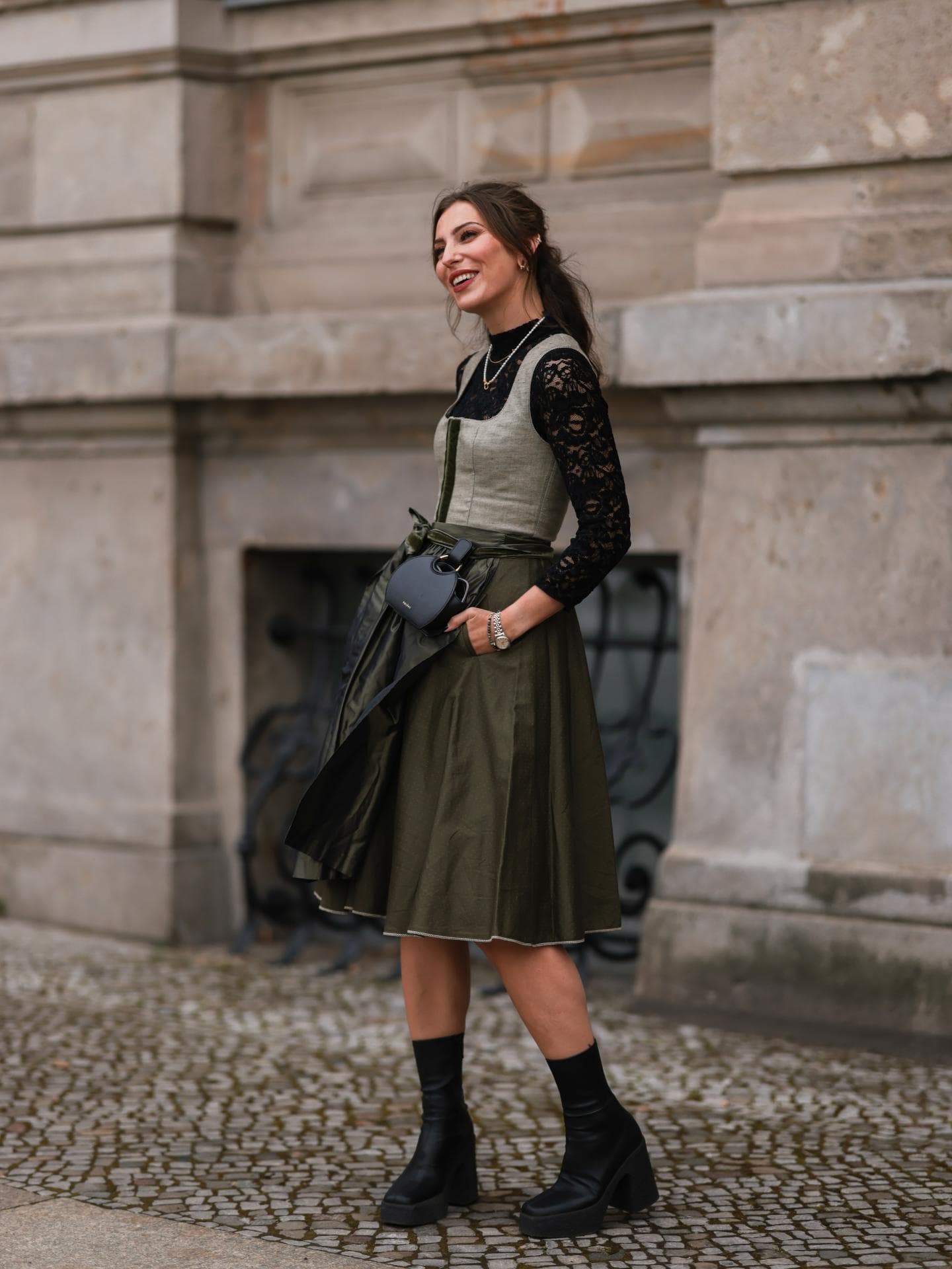 Welche Schuhe zum Dirndl kombinieren? Chelsea-Boots mit Dirndl Streetstyle