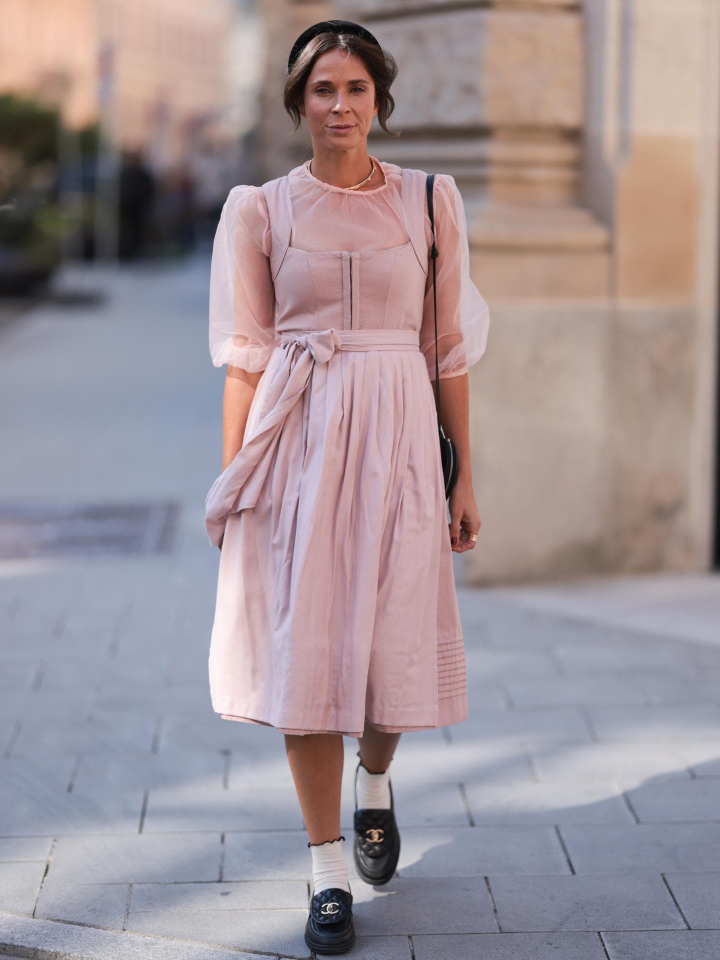 Welche Schuhe zum Dirndl kombinieren? Loafer zum Dirndl kombinieren Streetstyle