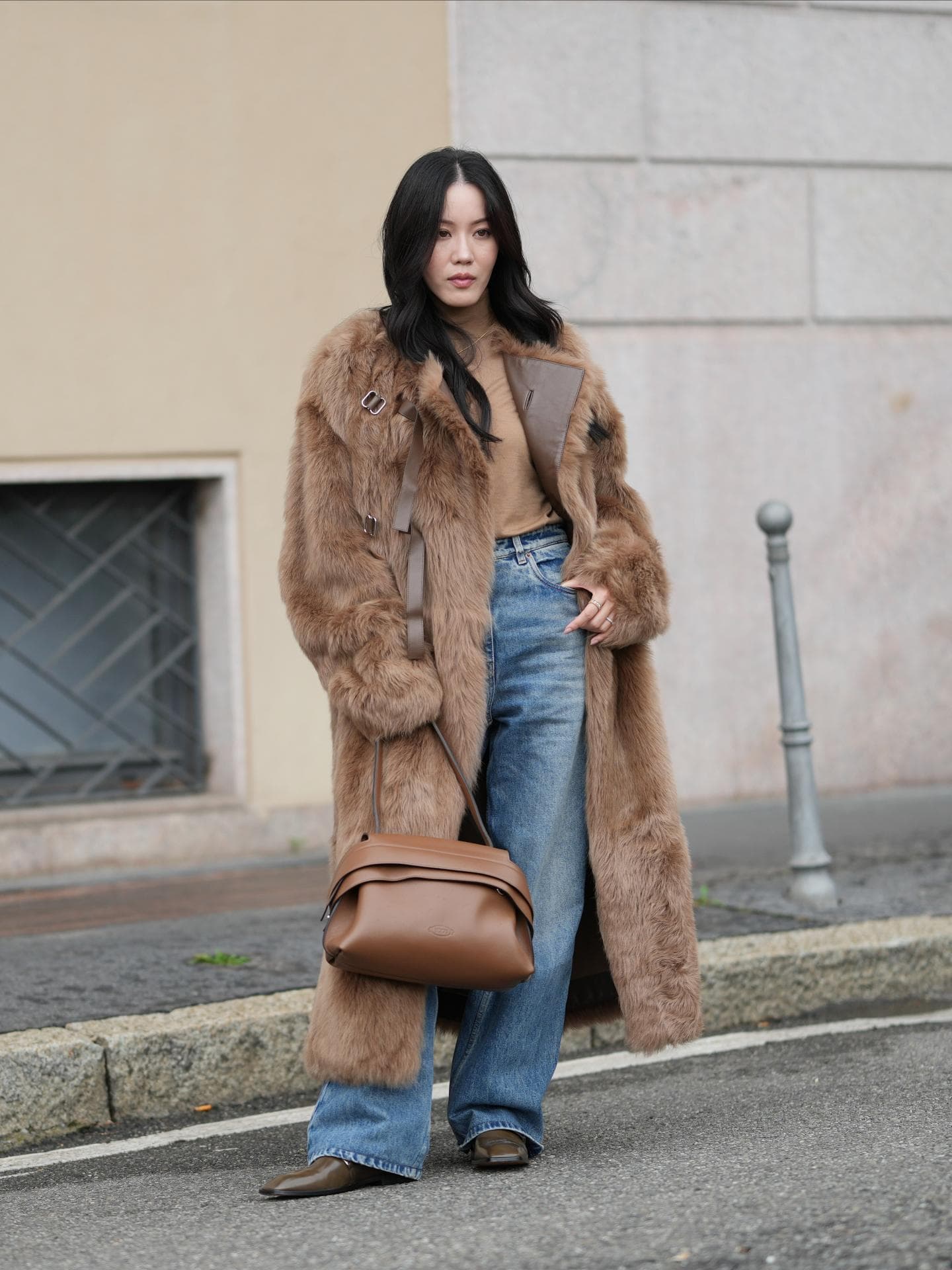 Mantel-Trends 2025 Kunstfellmantel Streetstyle