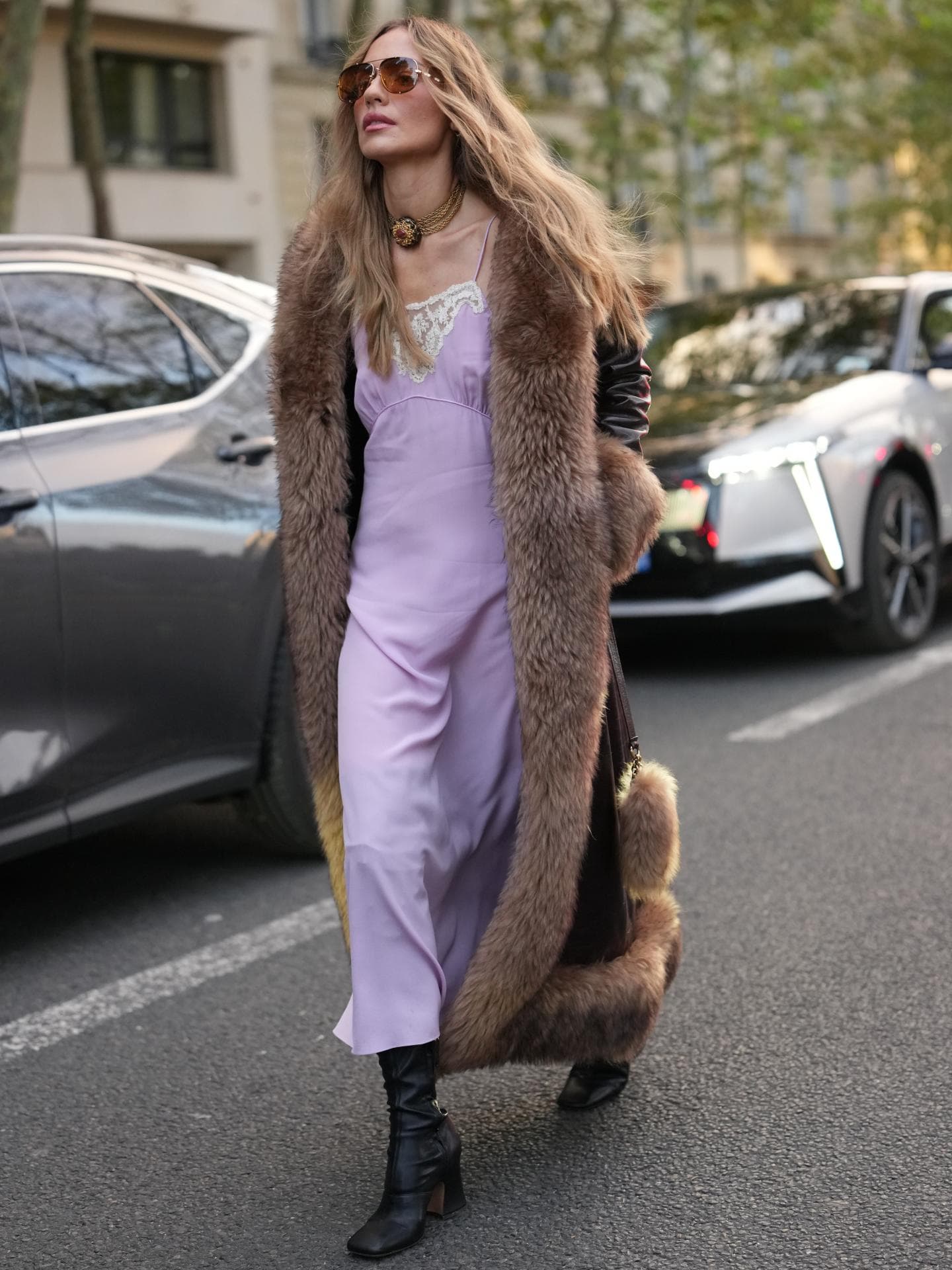 Mantel-Trends 2025 Mantel mit Fellbesatz Streetstyle