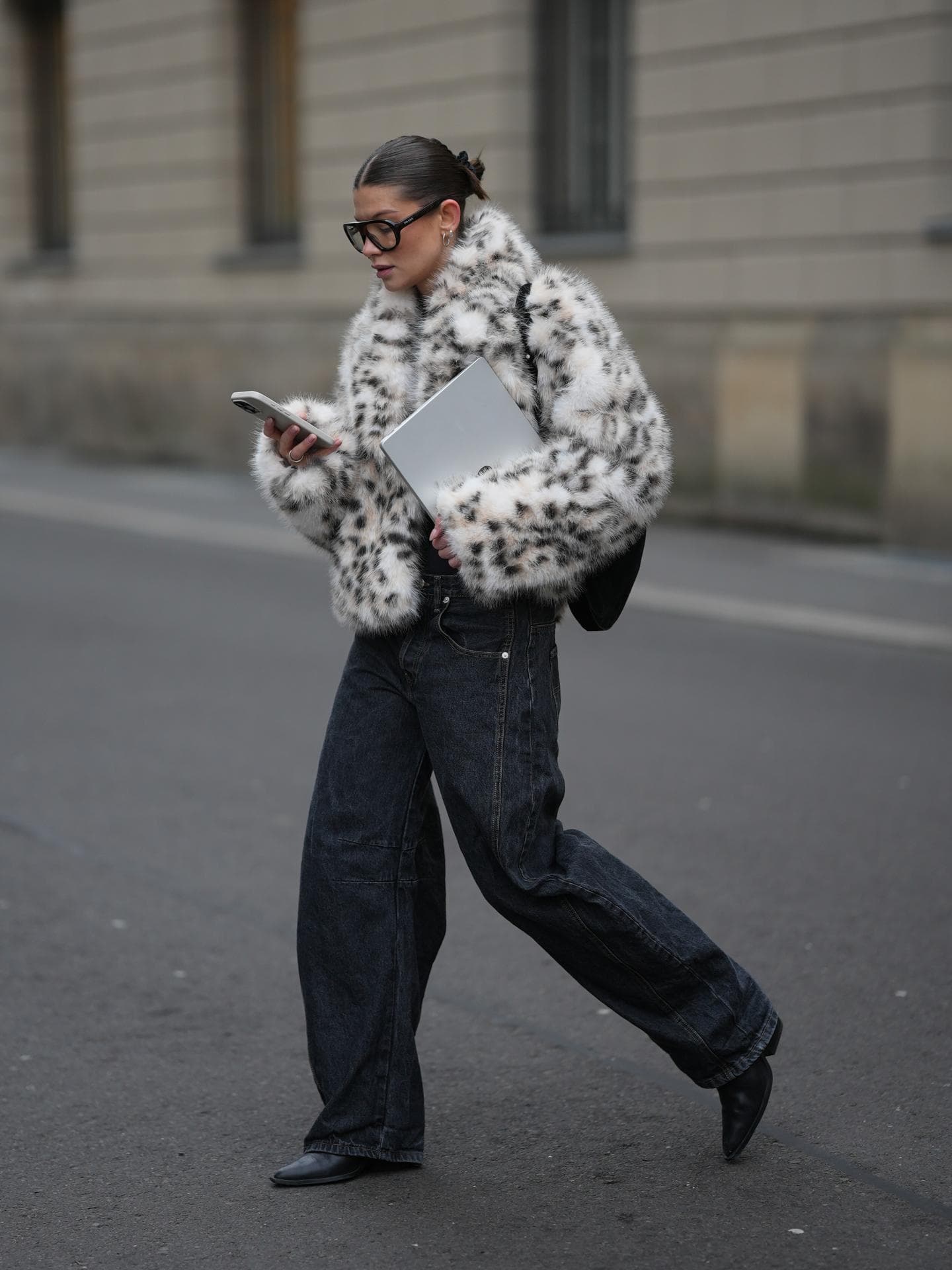 Modetrends für 2026 Streetstyle mit Barrel Jeans