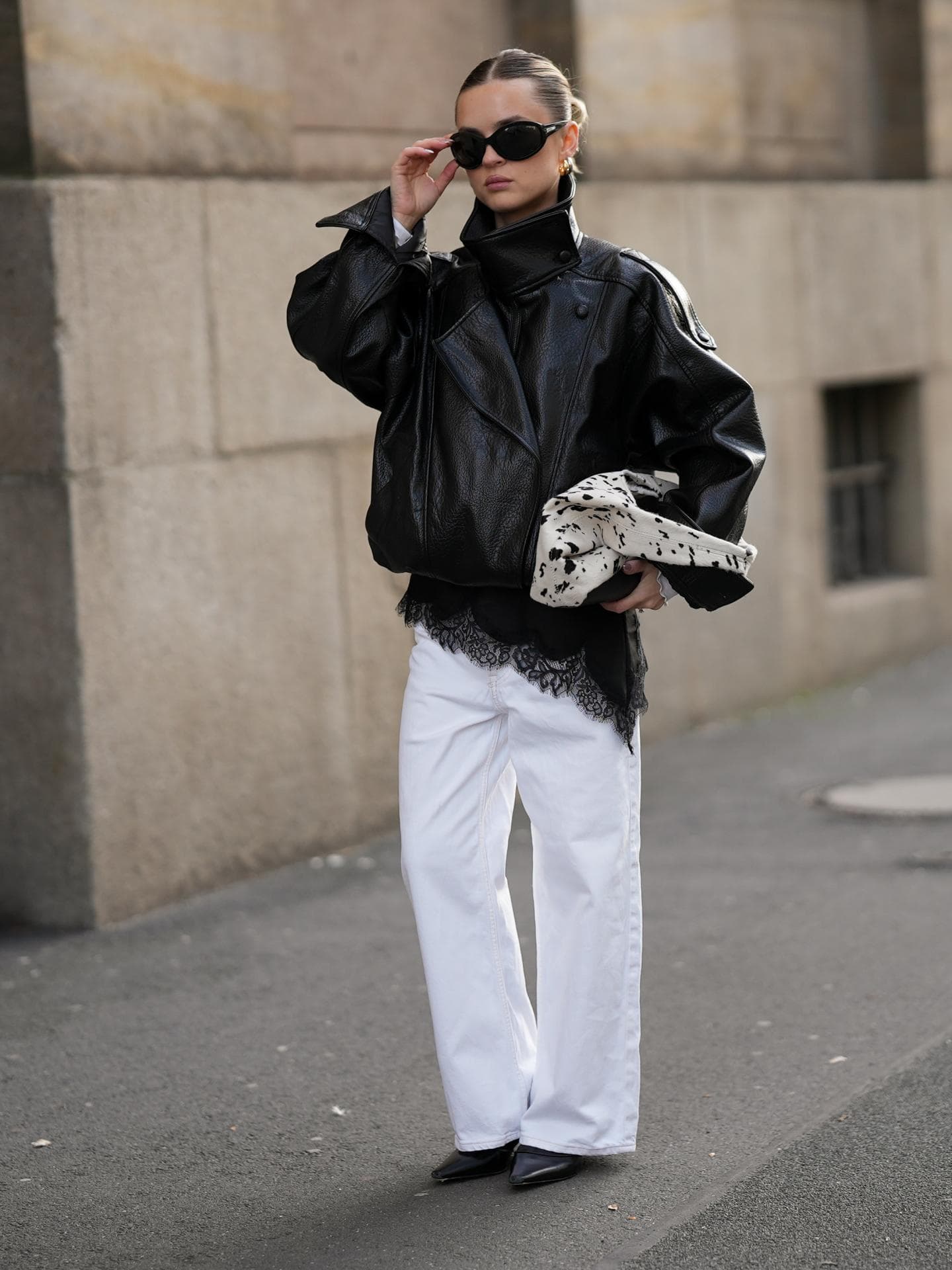 Modetrends für 2026 Streetstyle mit Spitzenoberteil