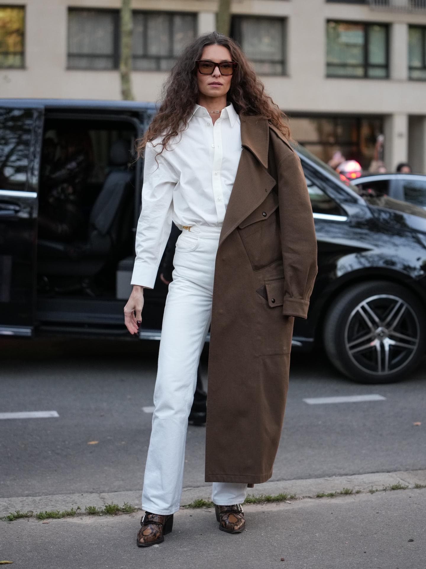 Jeans-Trends 2026 Frau trägt weiße Jeans