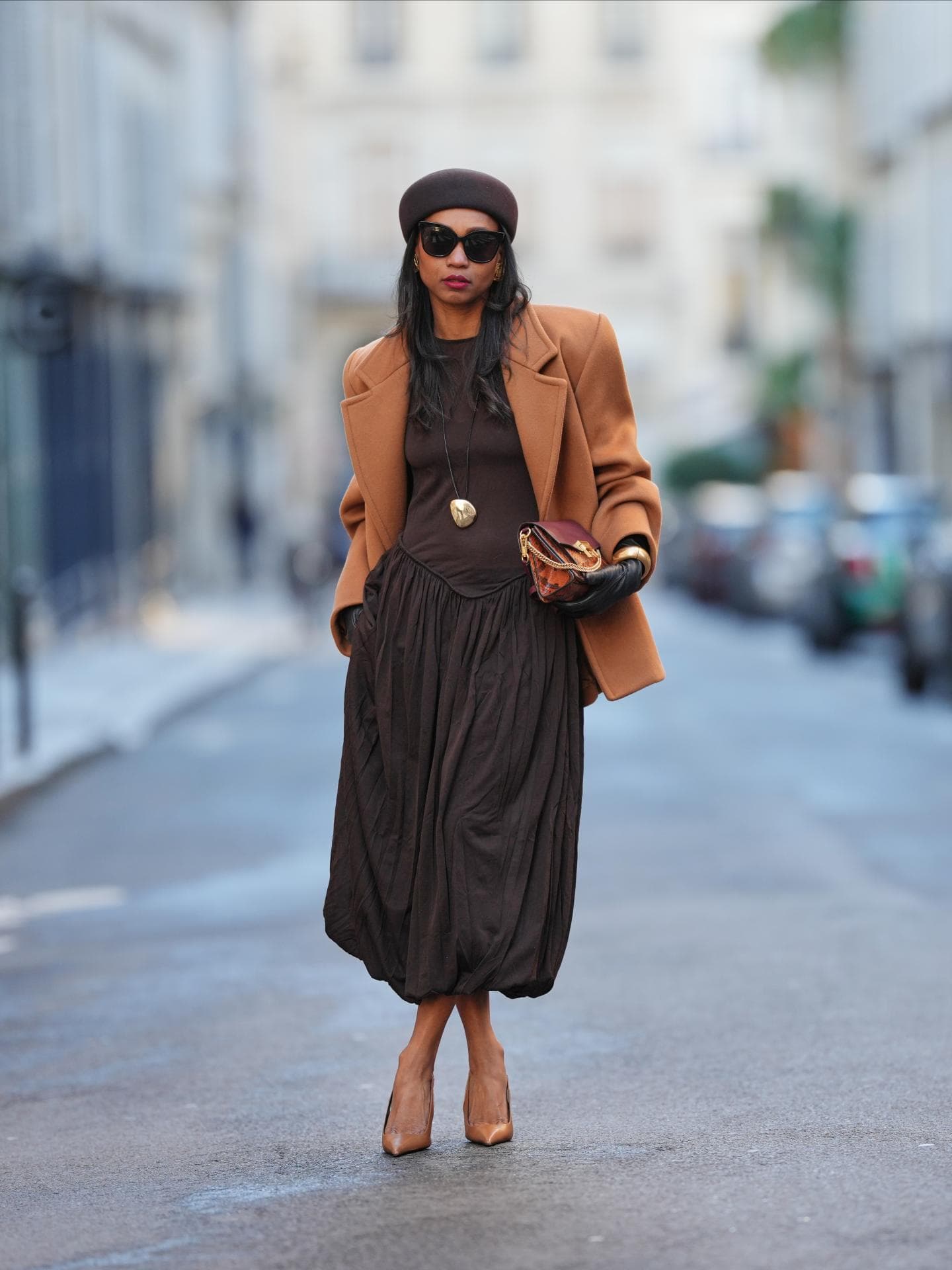 Kleider-Trends für 2026 Braunes Kleid Streetstyle