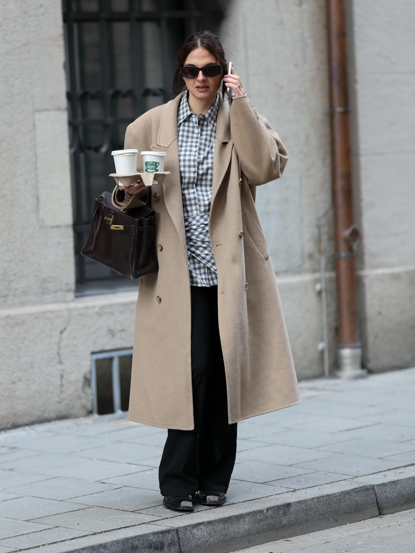 Frühlings-Trends 2026 Frau trägt figurbetonte Bluse mit Muster