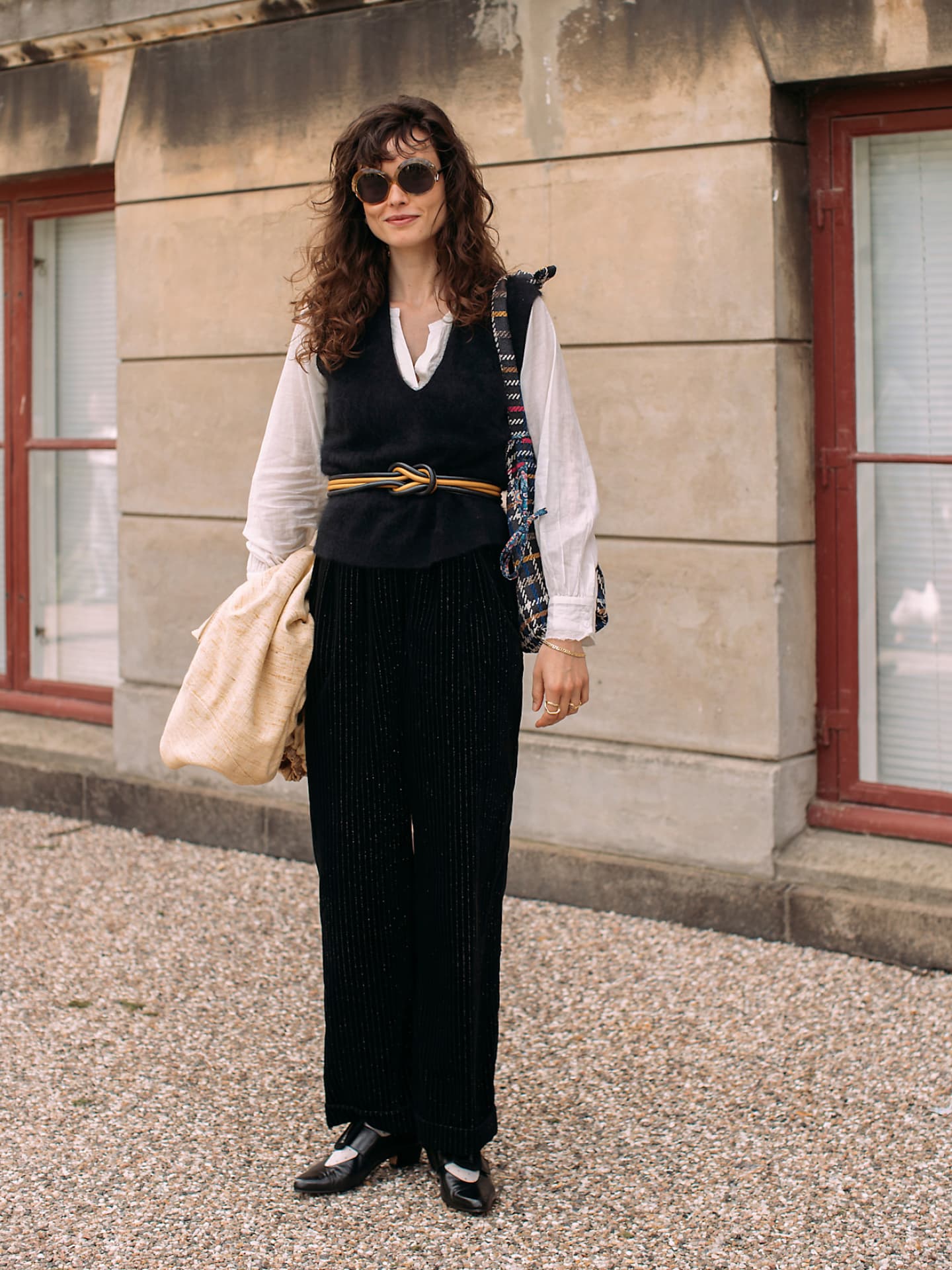 Frau in transparenter Bluse