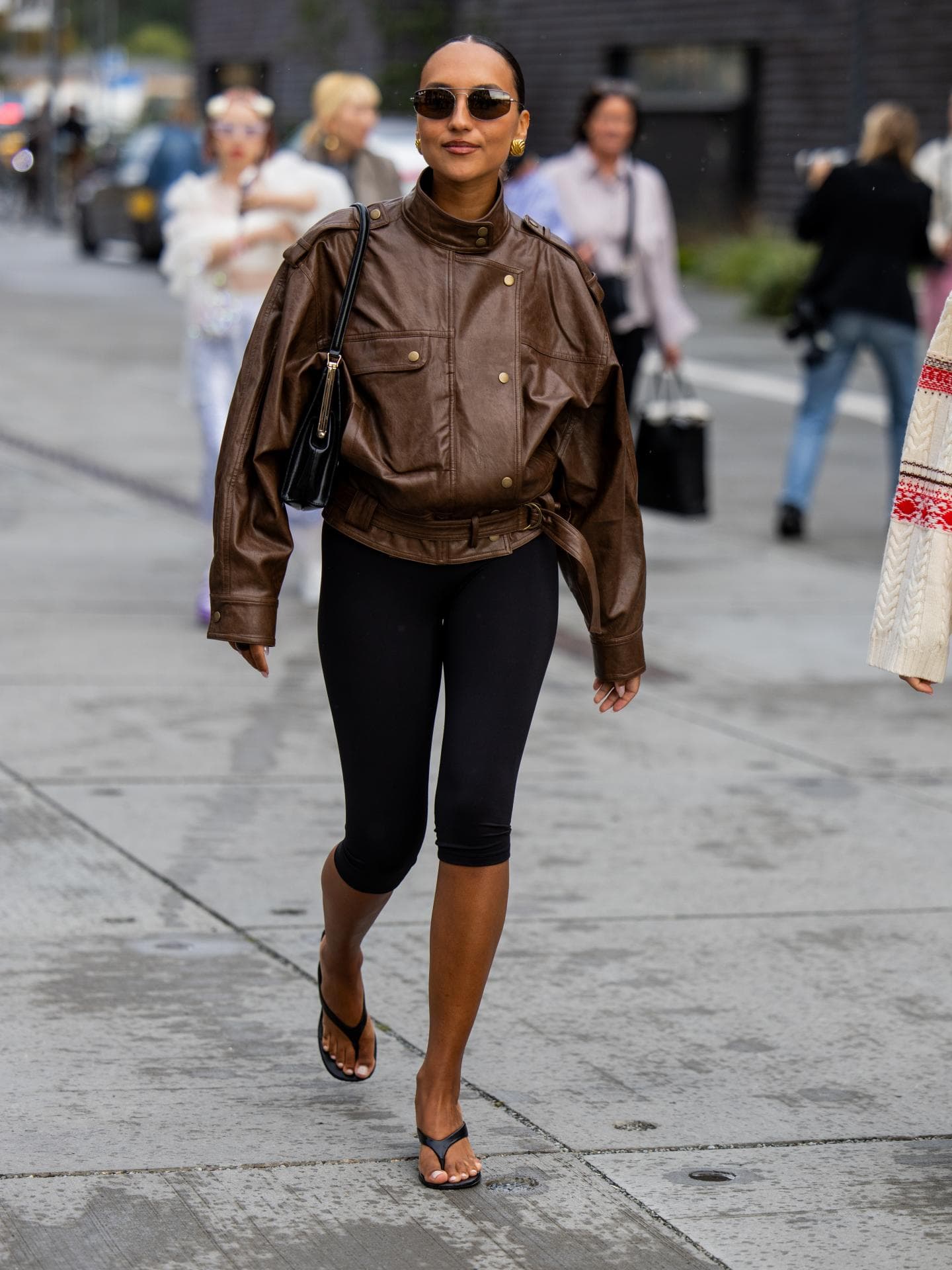 Capri-Hose mit Flip-Flops 