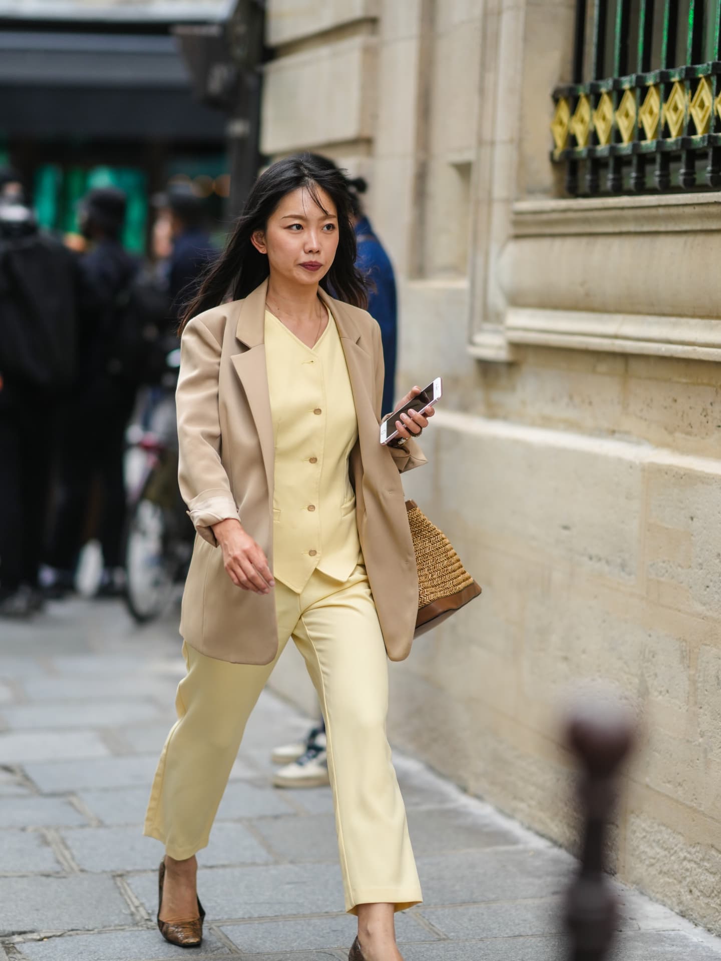 Besucherin der Pariser Modewoche im hellgelben Hosenanzug