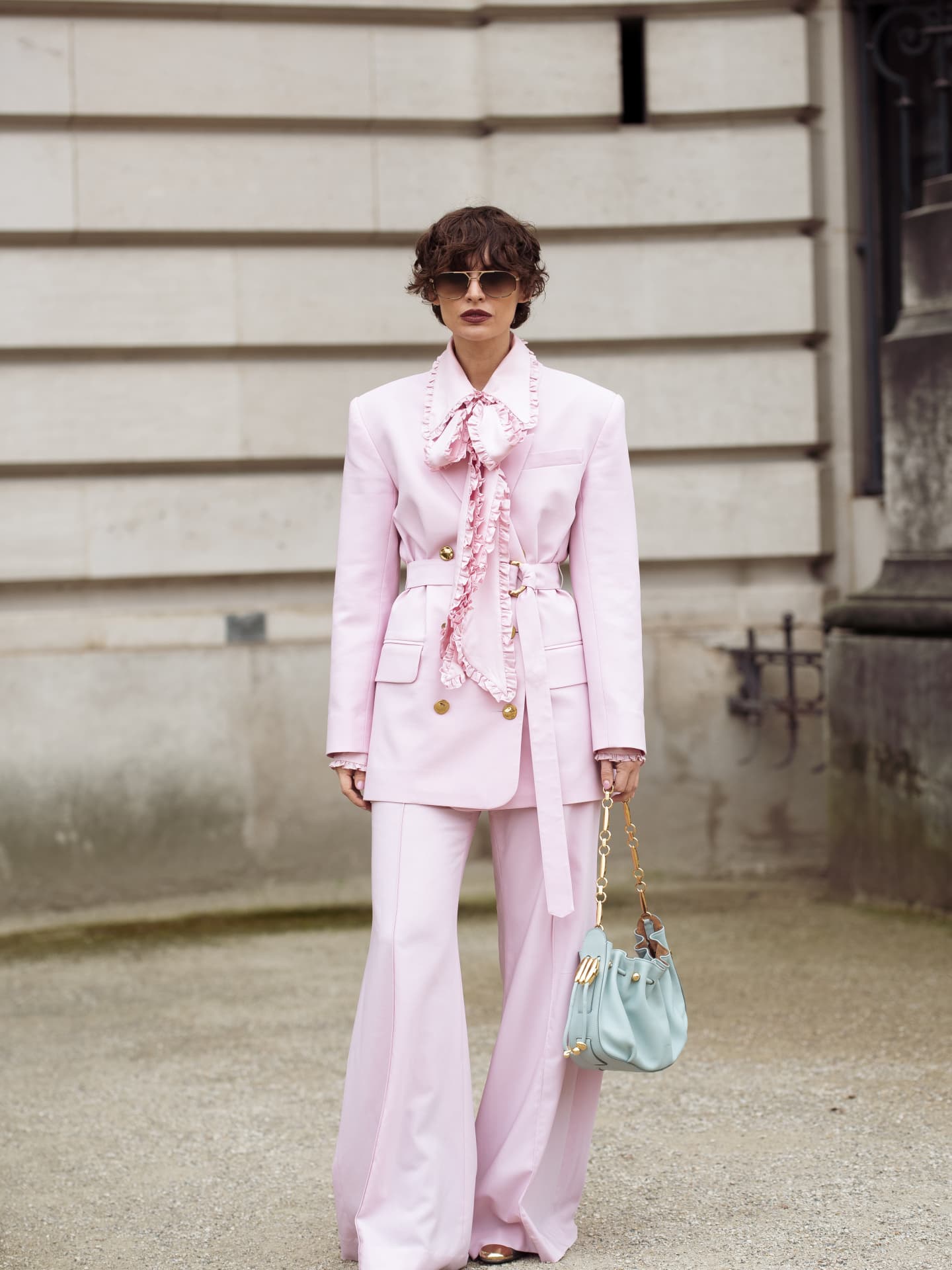 Streetstyle von Irina Kro Eicke in einem rosa Hosenanzug