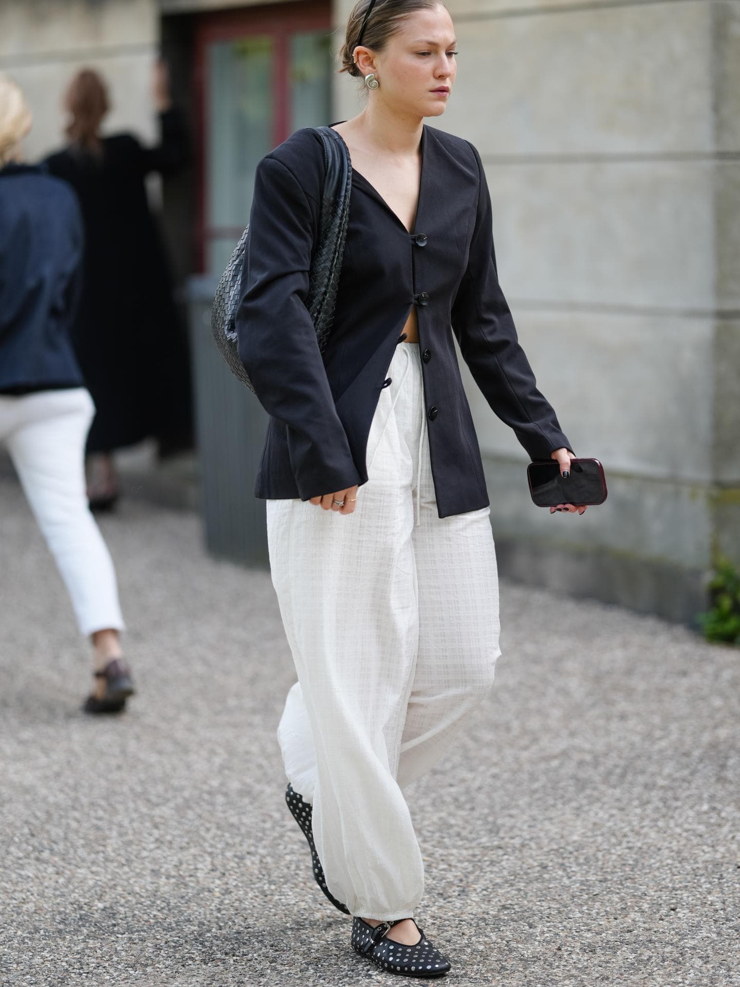 Welche Sommerschuhe passen zu weiten Hosen? Geflochtene Ballerinas Streetstyle