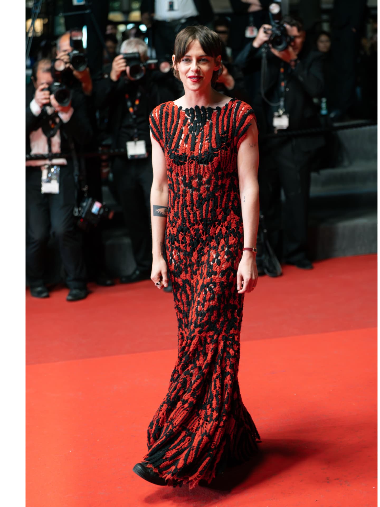 Kristen Stewart trägt beim Cannes Filmfestival Sneaker zum Chanel-Kleid Kristen Stewart trägt beim Cannes Filmfestival Sneaker zum Chanel-Kleid