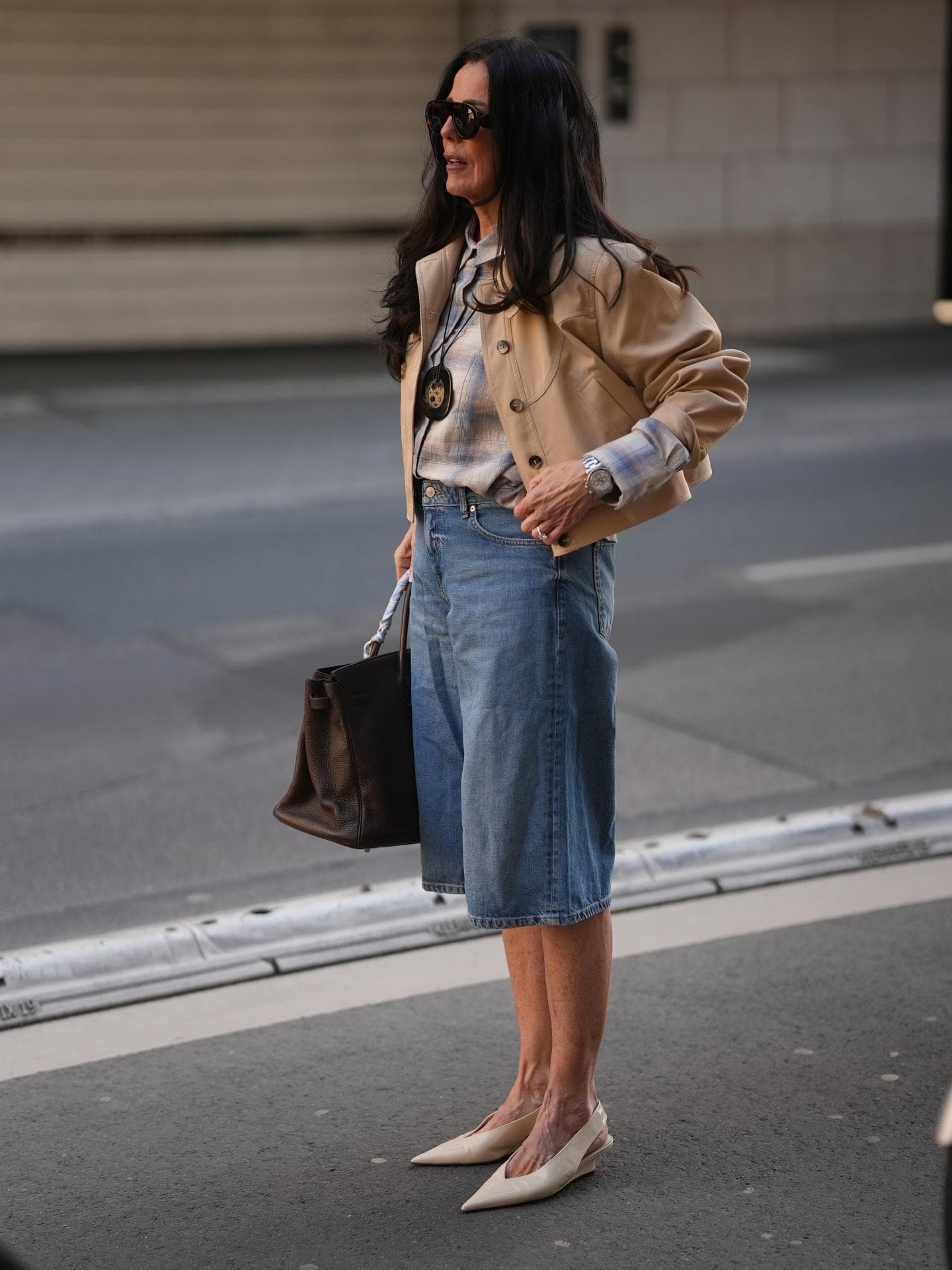 Denim-Shorts und kurzer Trenchcoat 
