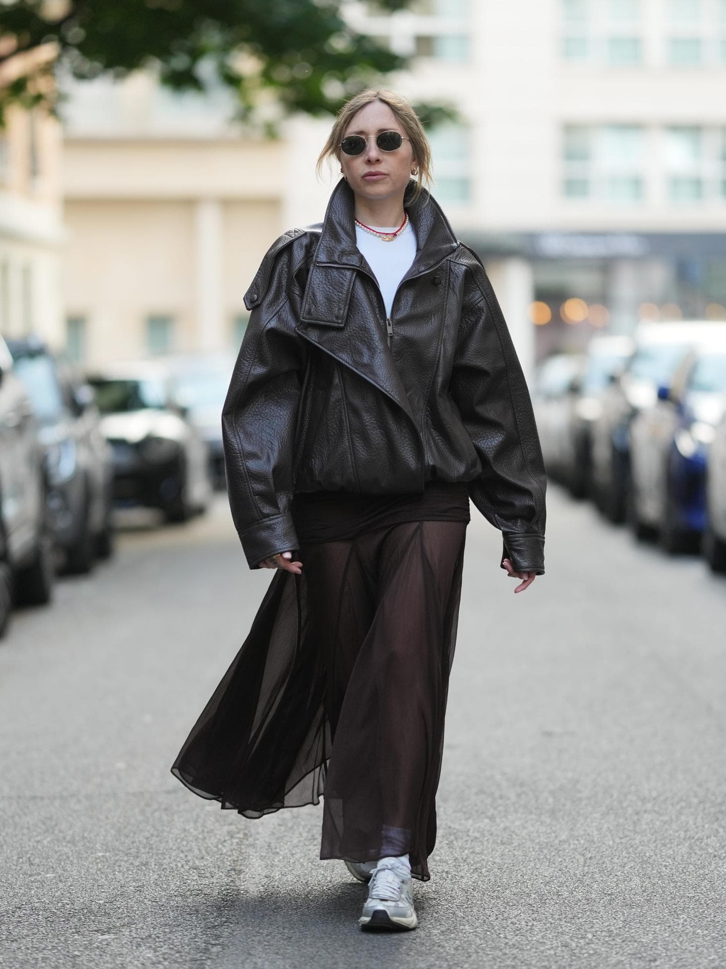 Lockeres Maxikleid und Oversized Lederjacke 