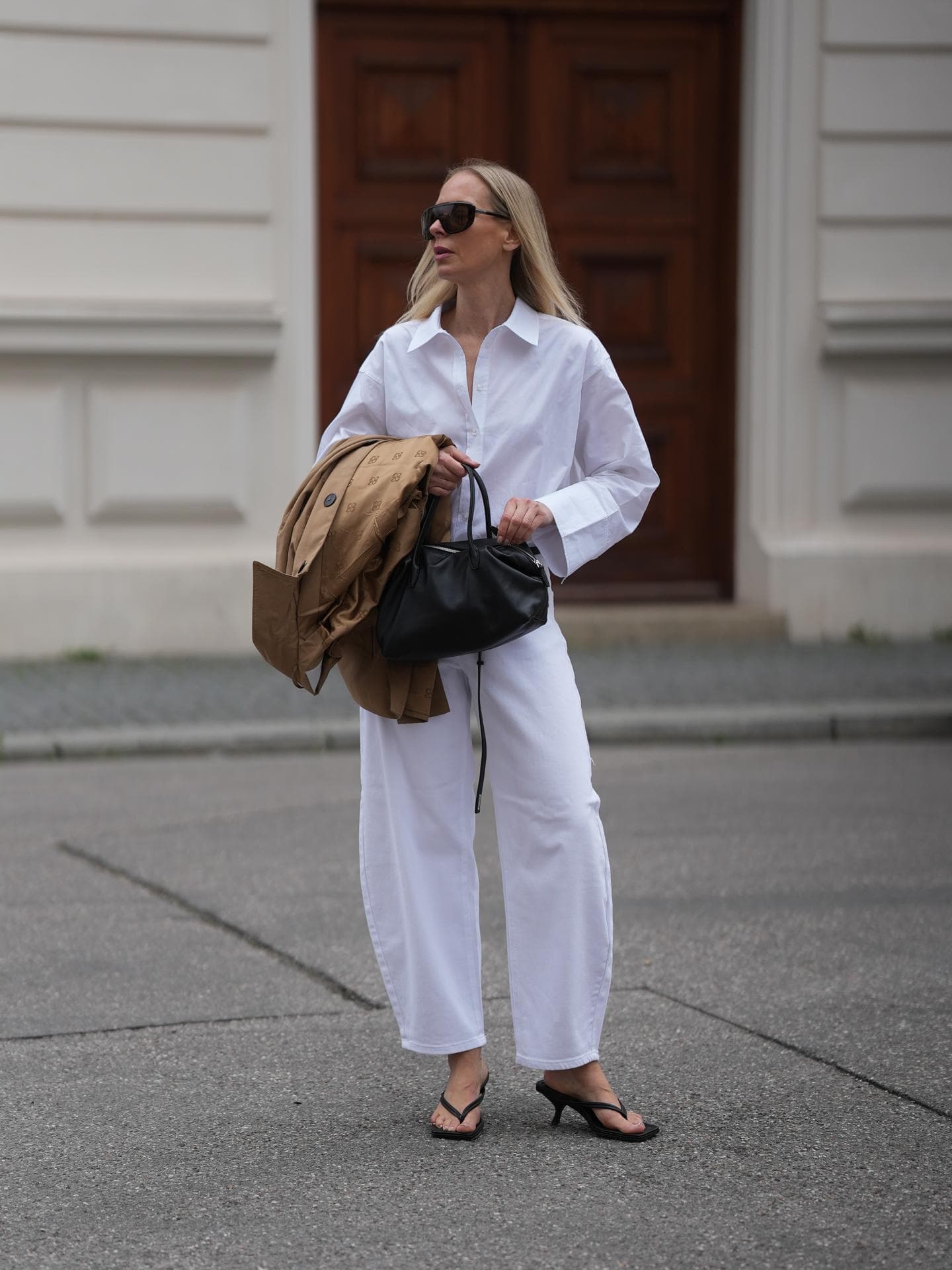 Weiße Hose mit weißer Bluse 