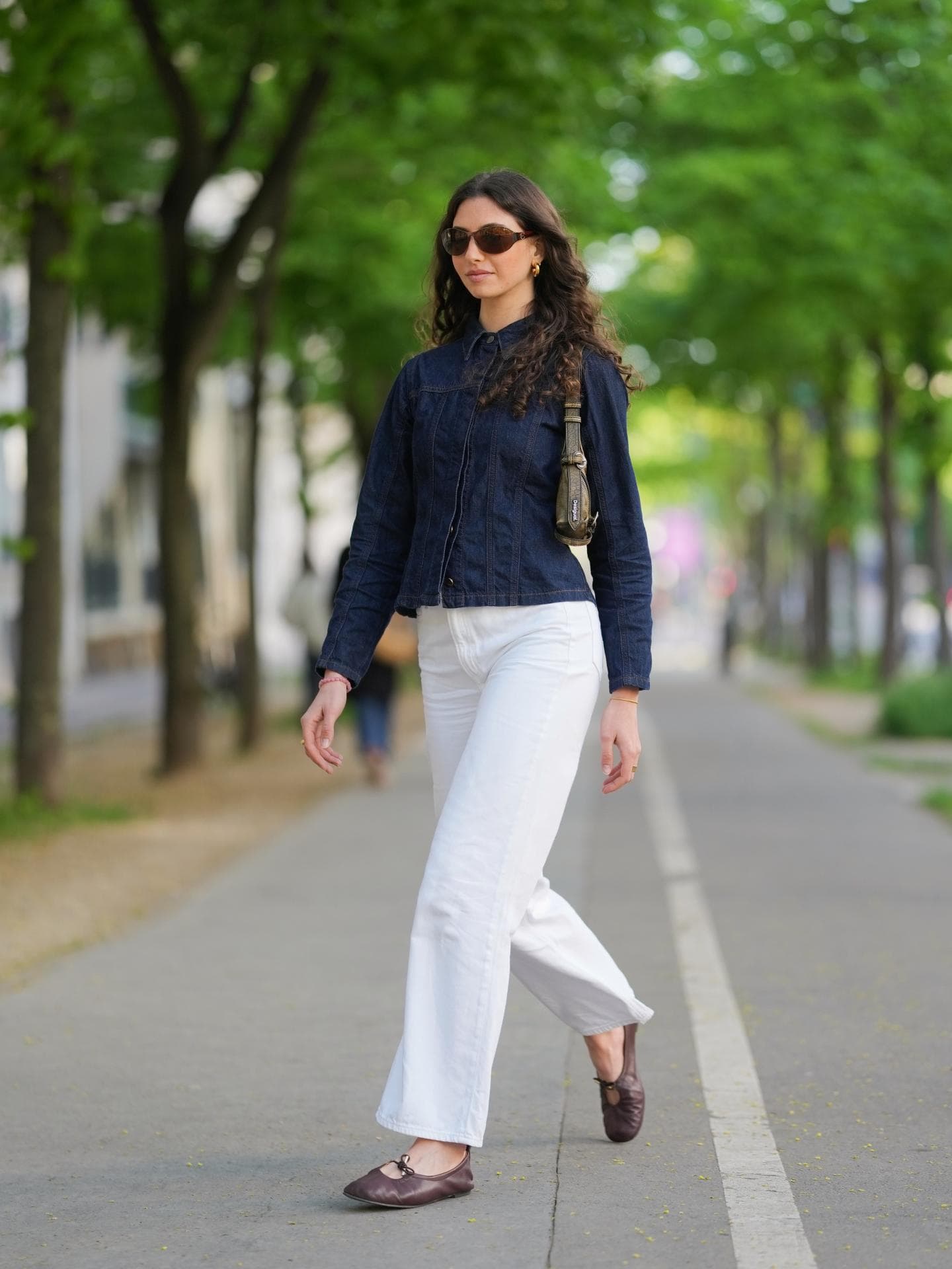 Weiße Hose und Denimhemd 