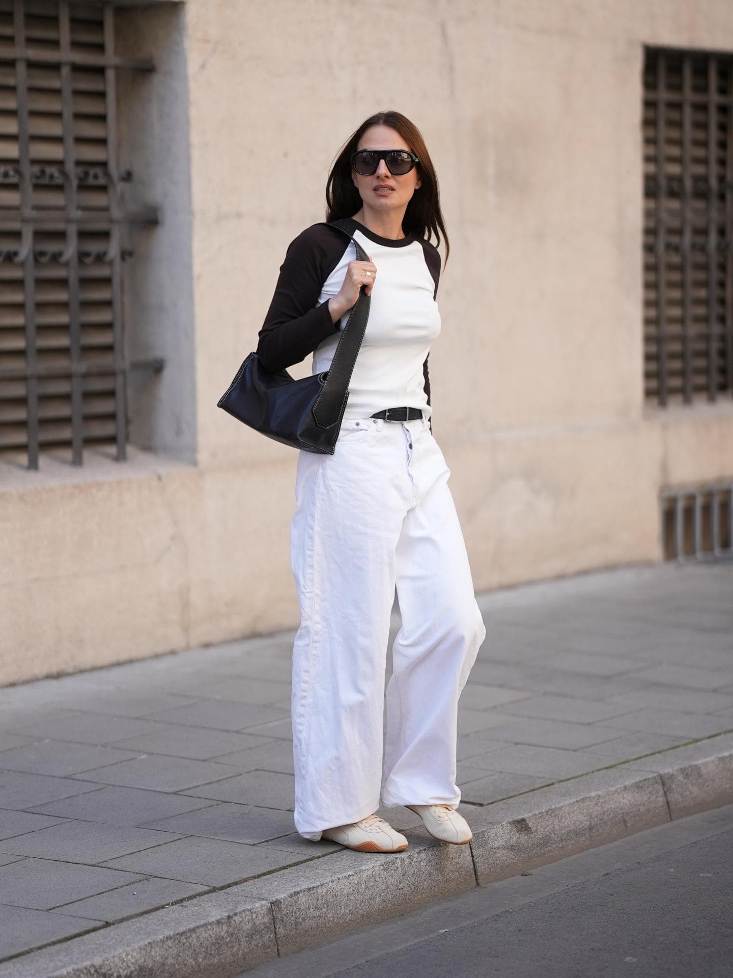 Weiße Hose mit Raglanshirt 