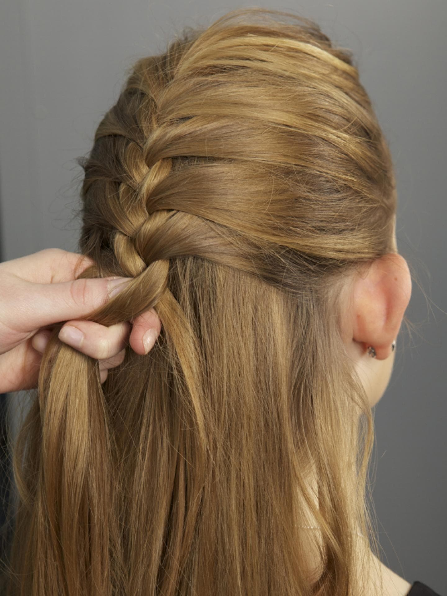 Frau flechtet die Haare einer anderen Frau Frau flechtet die Haare einer anderen Frau
