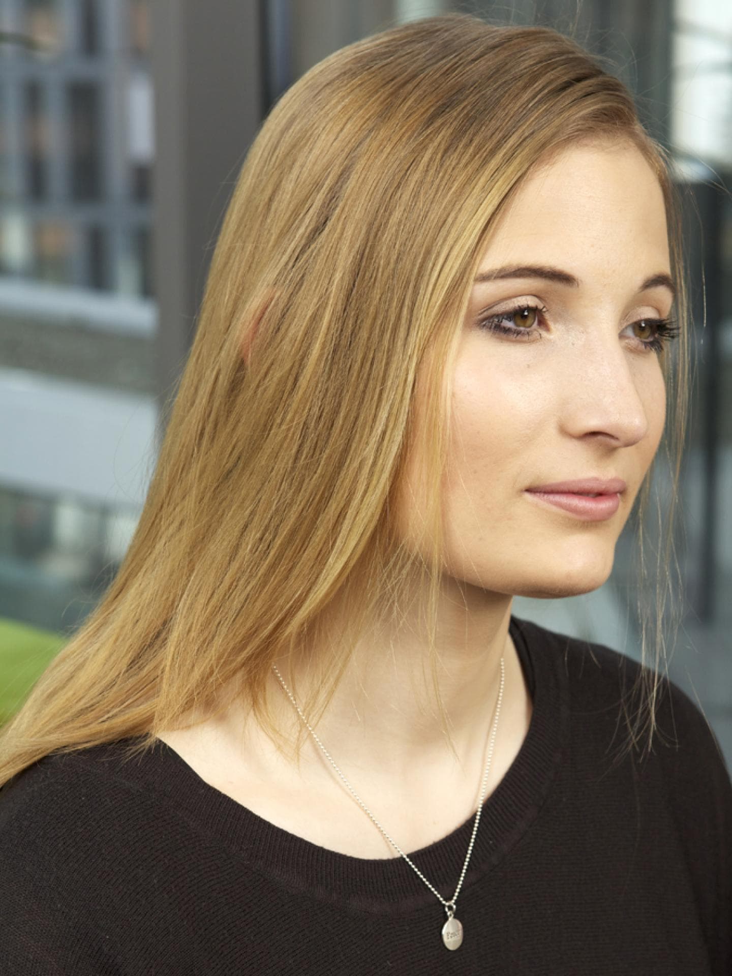 Frau mit langen Haaren und Seitenscheitel Frau mit langen Haaren und Seitenscheitel