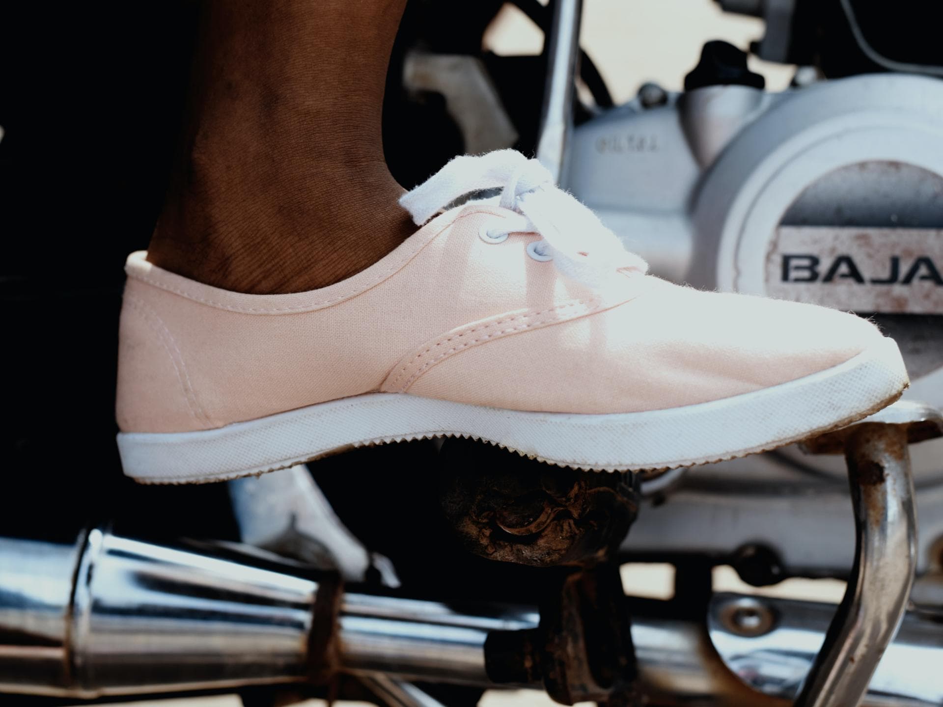 Studie: Darum sollten wir Sneaker nie ohne Socken tragen