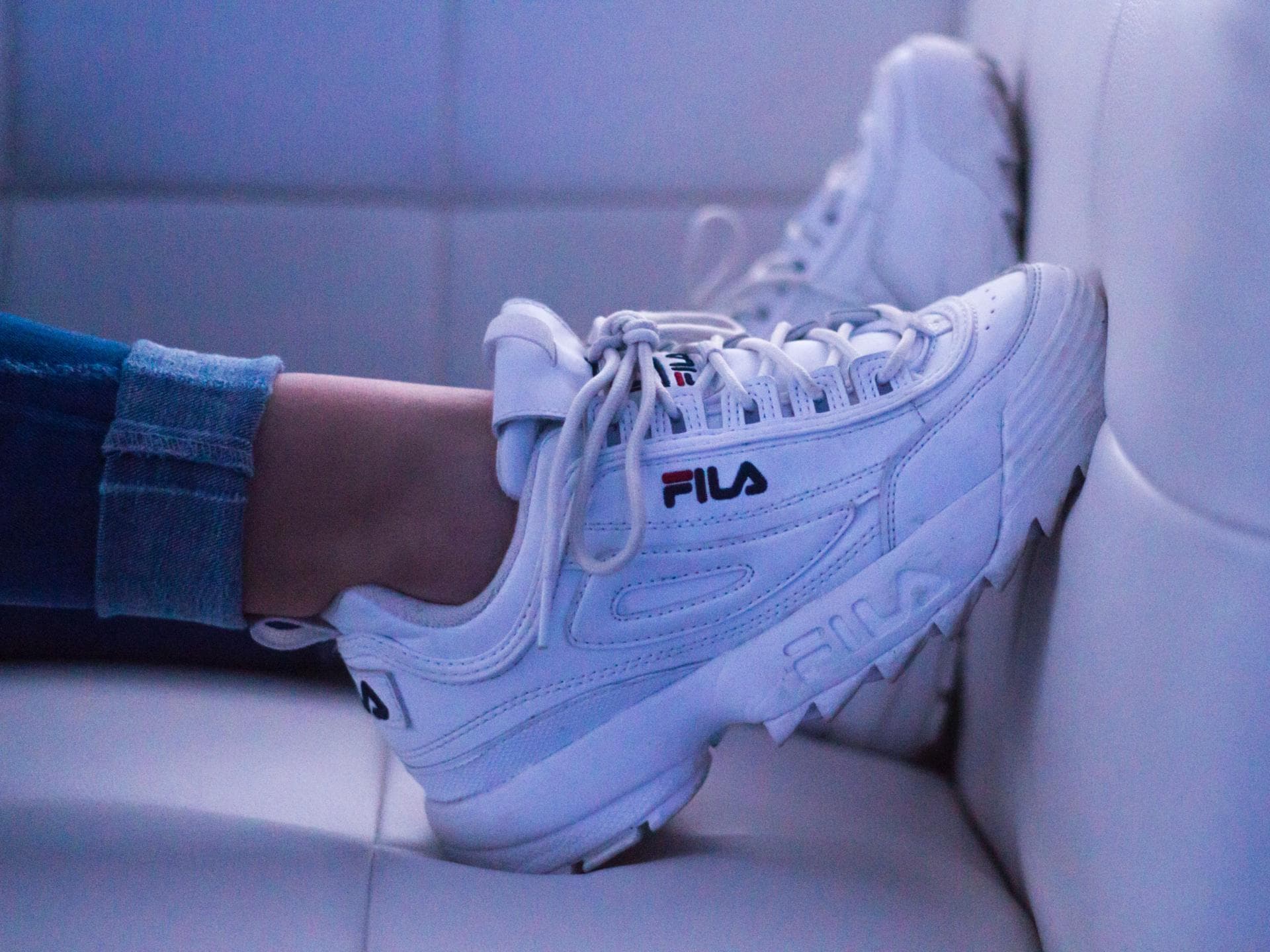 Studie: Darum sollten wir Sneaker nie ohne Socken tragen