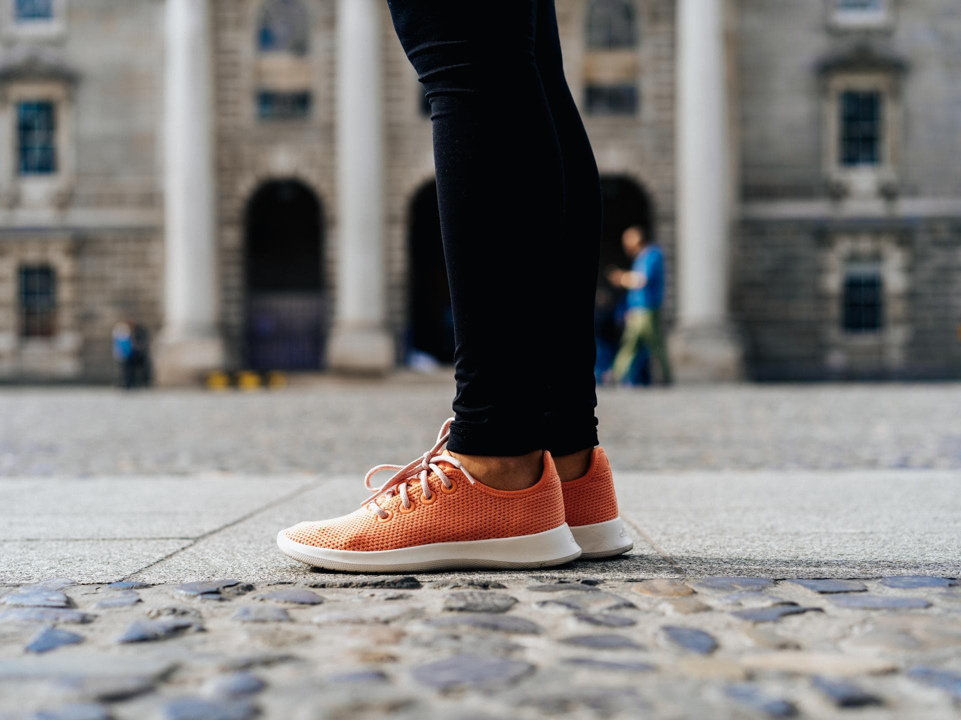 Studie: Darum sollten wir Sneaker nie ohne Socken tragen