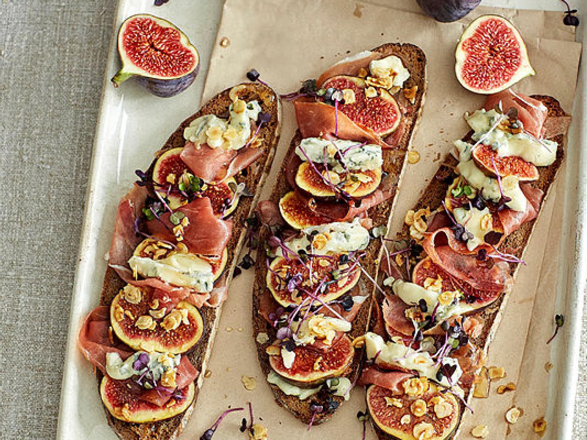 Tartines mit Gorgonzola, Honig und Feigen