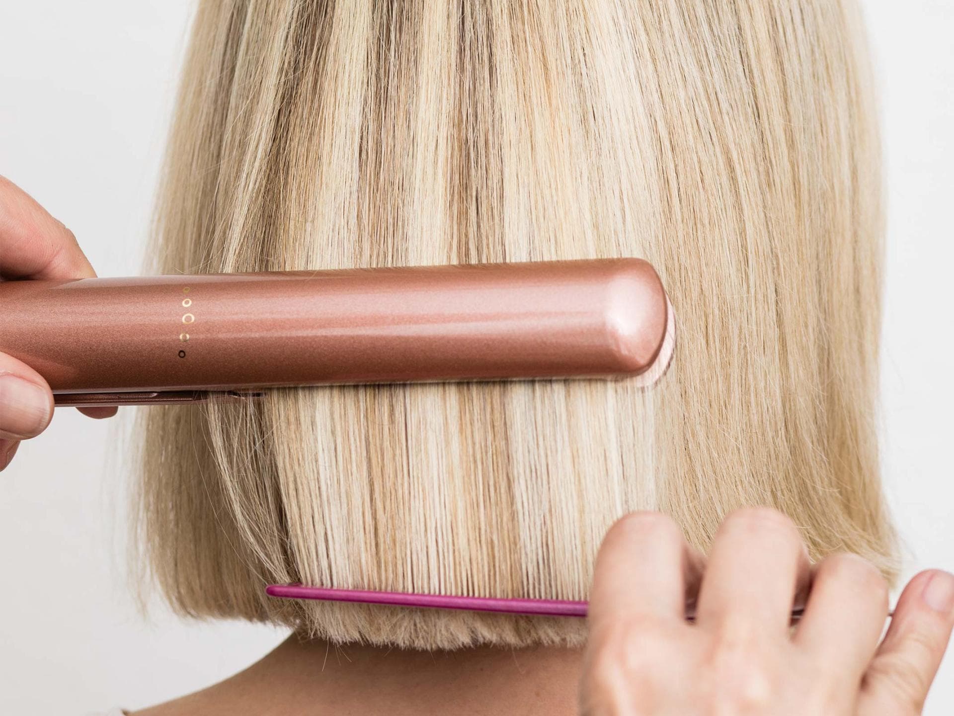 Virginia werden beim Vorher-Nachher die Haare geglättet