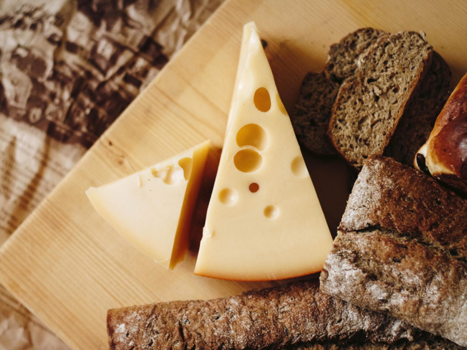Gesundes Frühstück: Schwarzbrot mit Käse