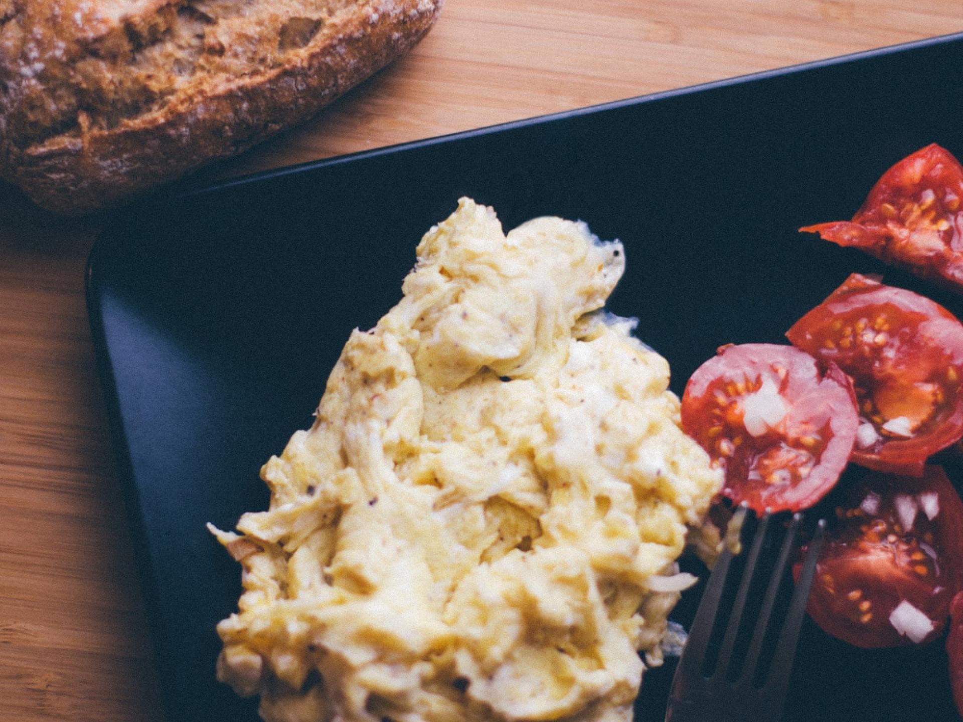 Gesundes Frühstück: Rührei mit Tomaten