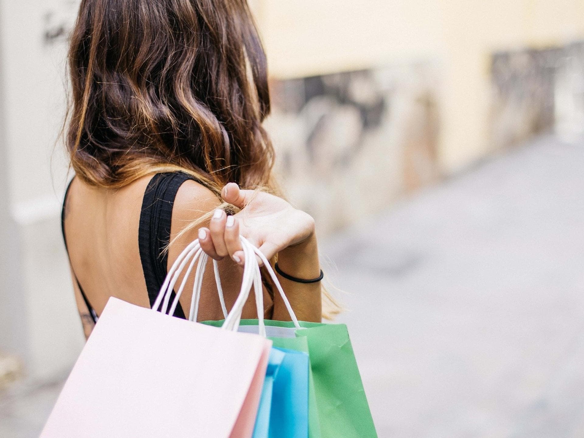 Welches Label steht mir? Frau beim Shoppen
