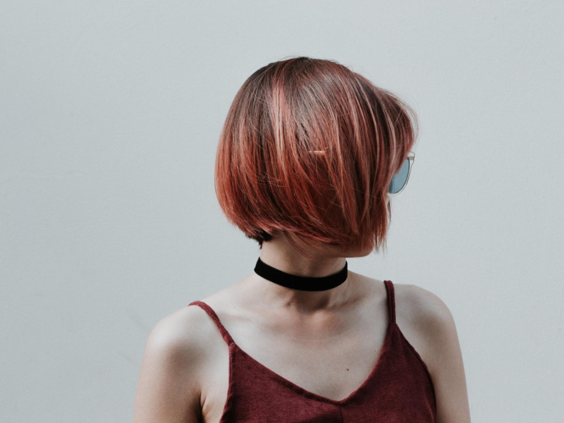 Frau mit kurzen Haaren