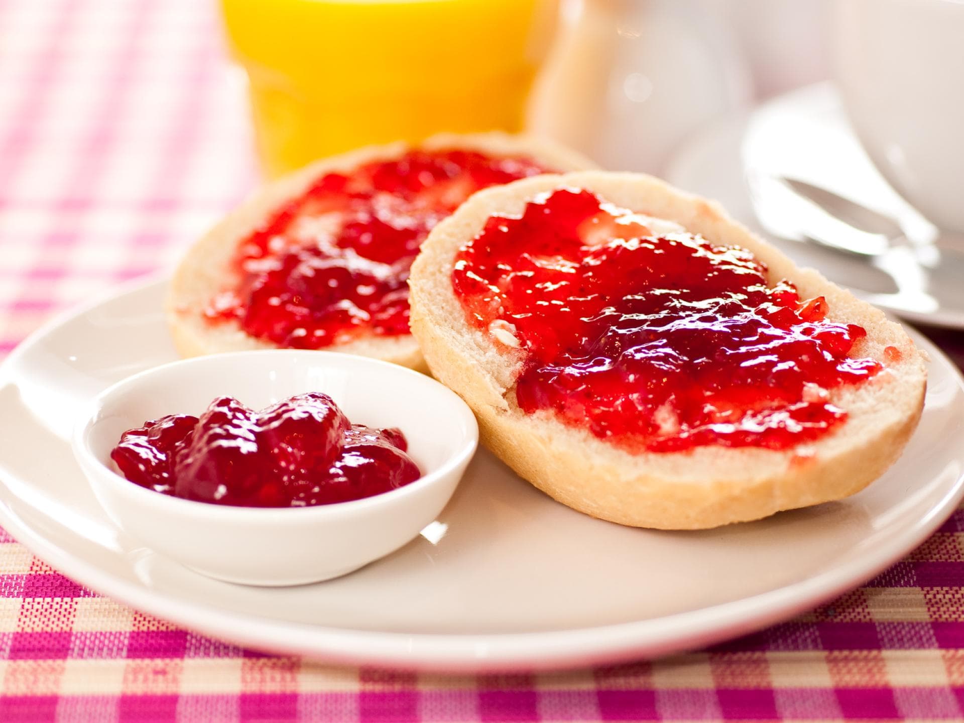Brötchen mit Marmelade