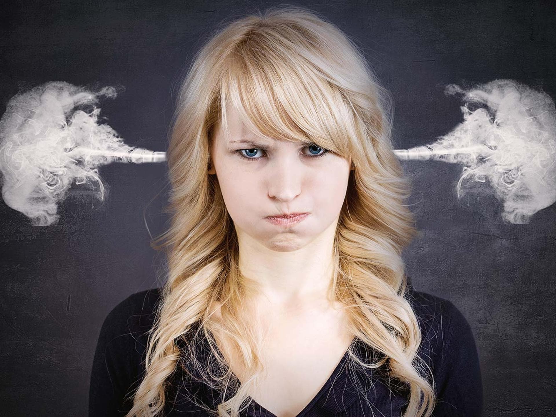 Frau im Stress: Diese Dinge bringen unseren Kopf zum Rauchen