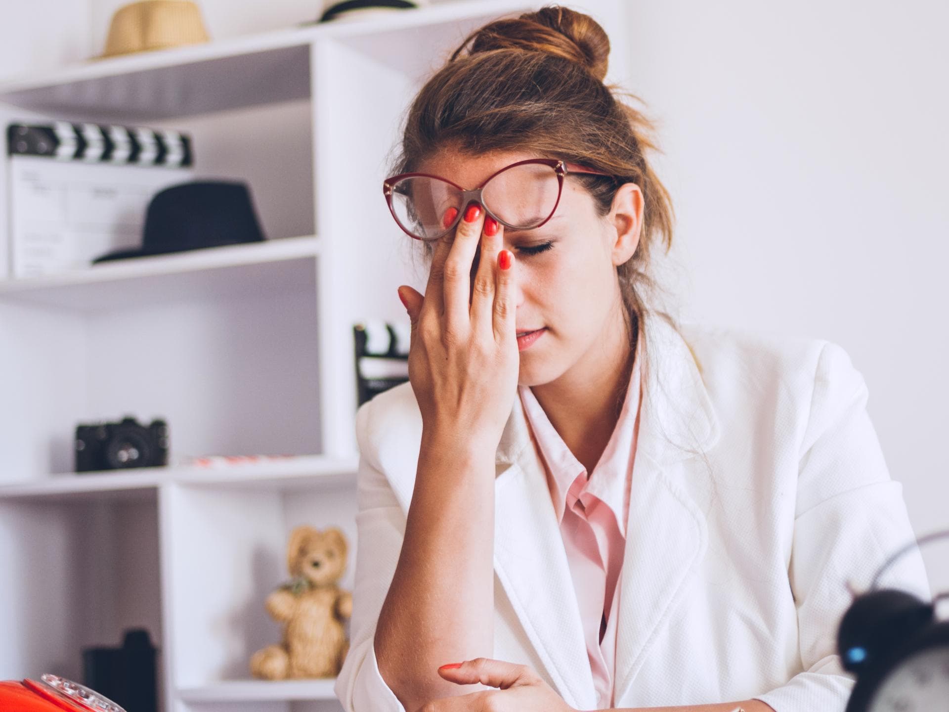 Erschöpft: Frau hat Stress im Büro