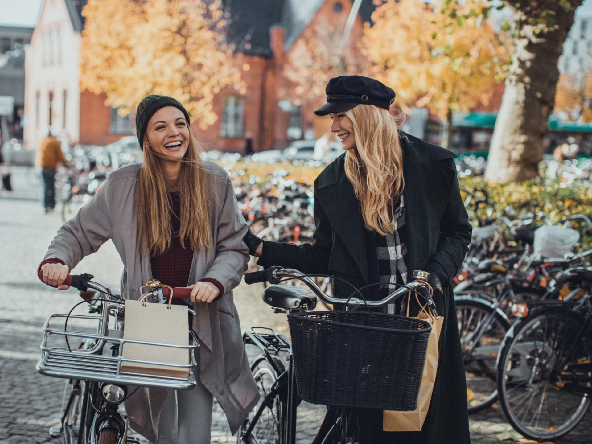 Freundinnen mit Fahrrädern lachen